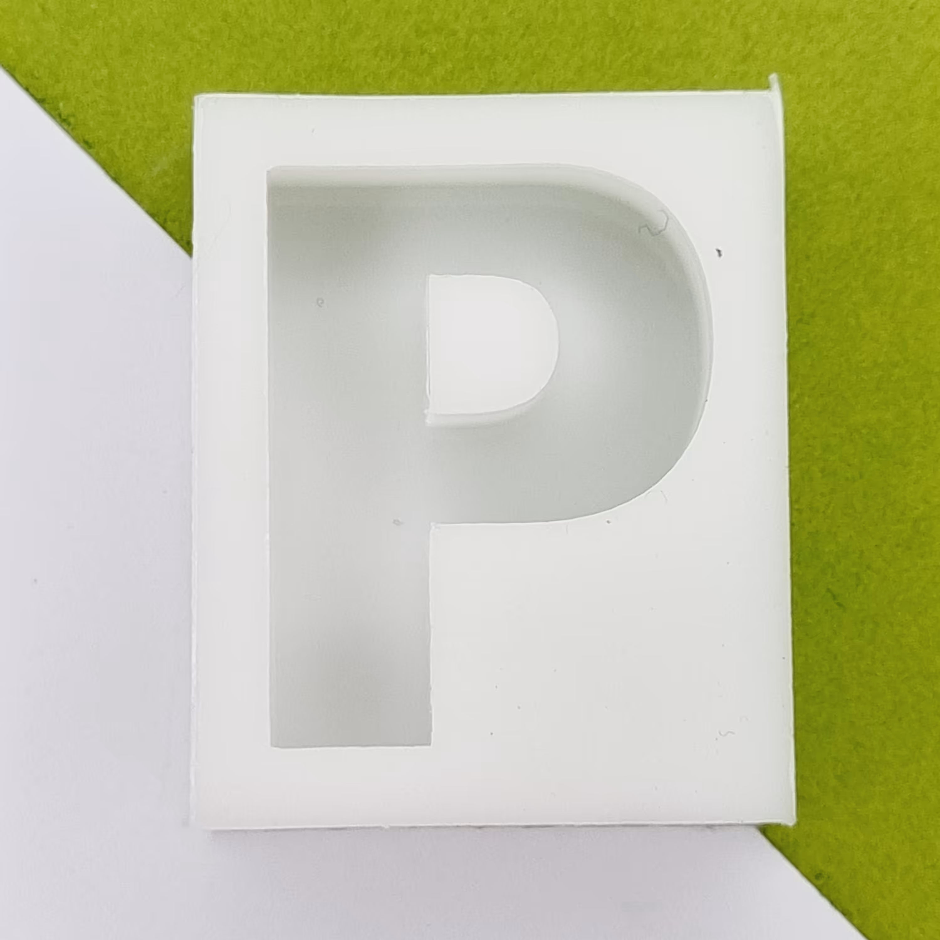 قالب سیلیکونی حرف P پی با عمق نیم سانتی متری 