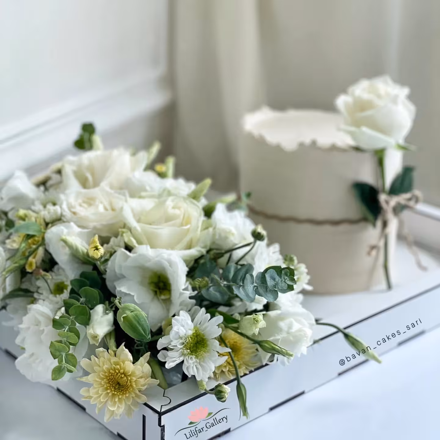 جعبه  نگهدارنده  کیک و گل در ابعاد مفید 45سانت در26 سانت رنگ سفید جنس ام دی اف سه میل 