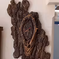 ساعت چوبی . گره درخت گردو