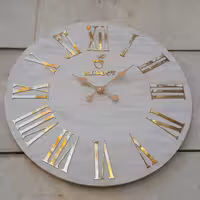ساعت دیواری چوبی بلوط مدل بمبیی (Mumbai) به قطر 60 با موتور تایوانی رنگ سفید طلا