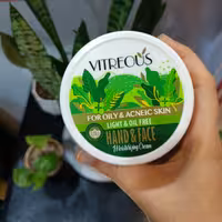 کرم مرطوب کننده دست و صورت ویتروس
مناسب برای پوست های چرب و جوشدار 150 گرم