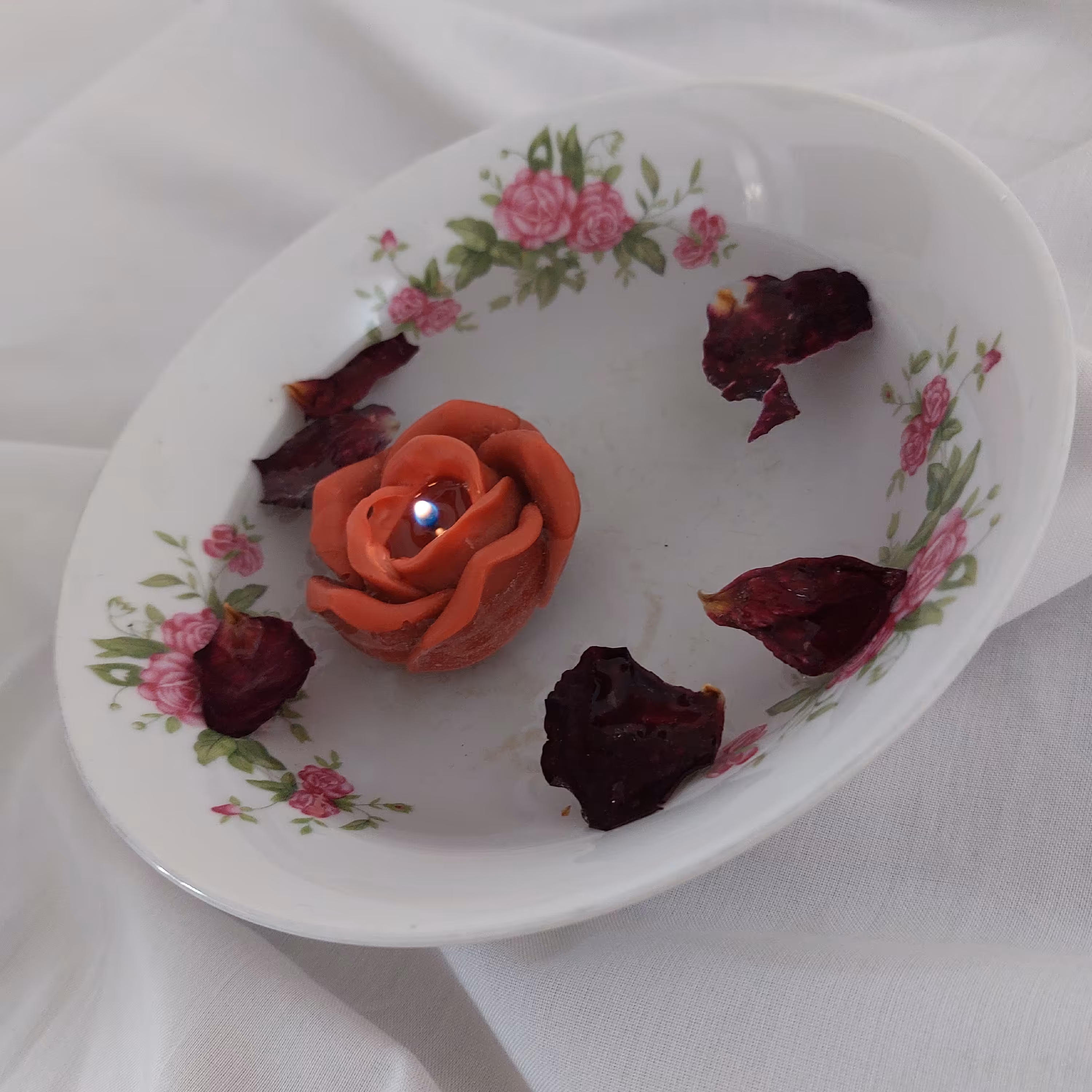 شمع رز  قرمز  رو آبی