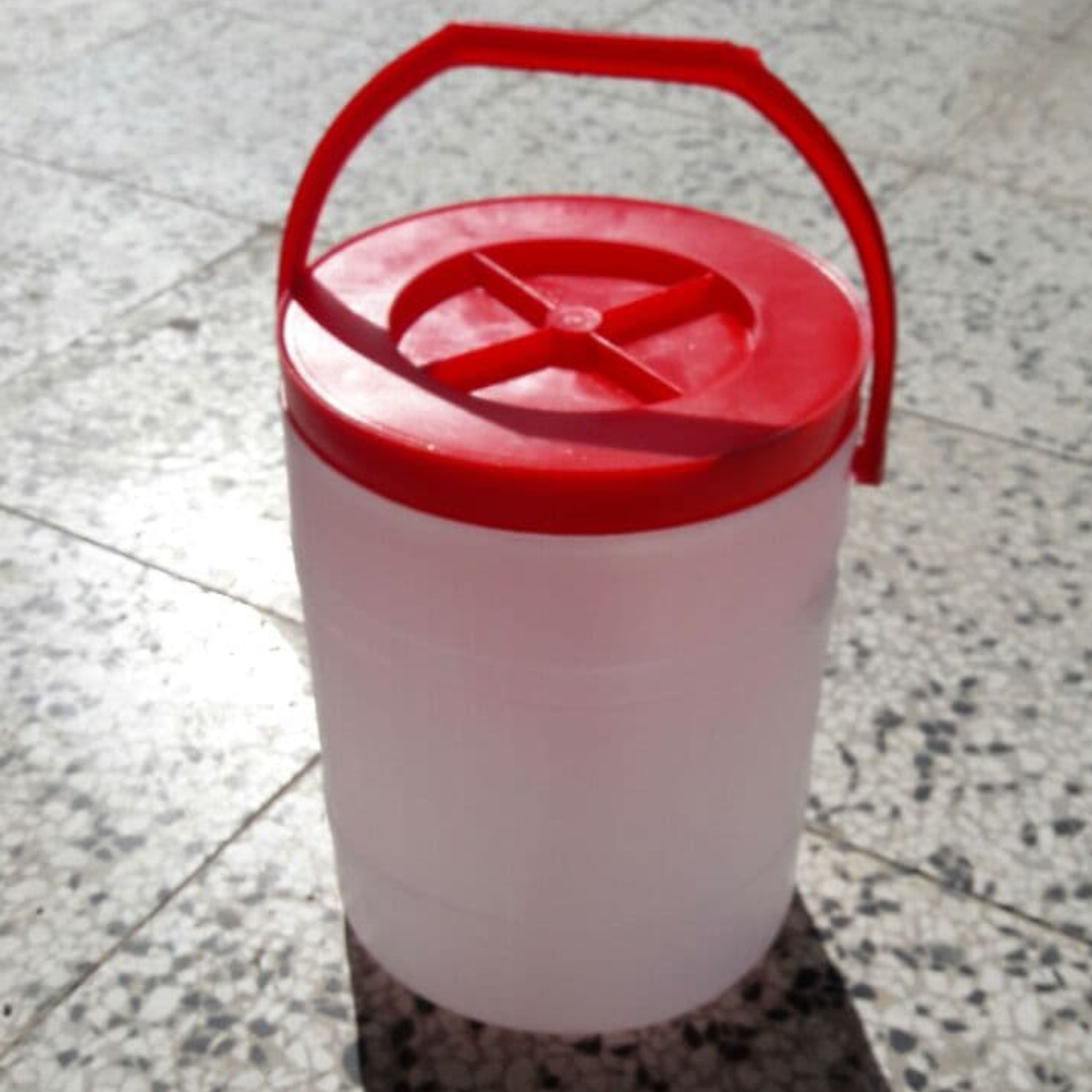 دبه 10 کیلویی ربی دسته دار درب پیچی تهیه شده از مواد نو مناسب برای رب ترشی برنج