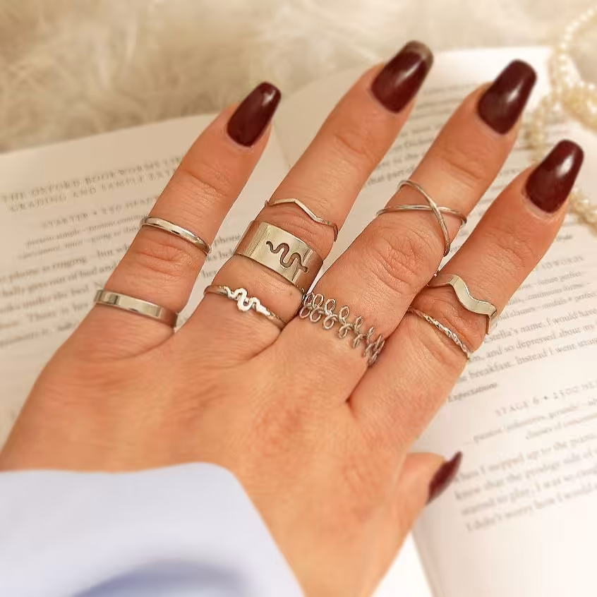 انگشتر زنانه به صورت پکی ظریف و در دورنگ طلایی و تقره ای 