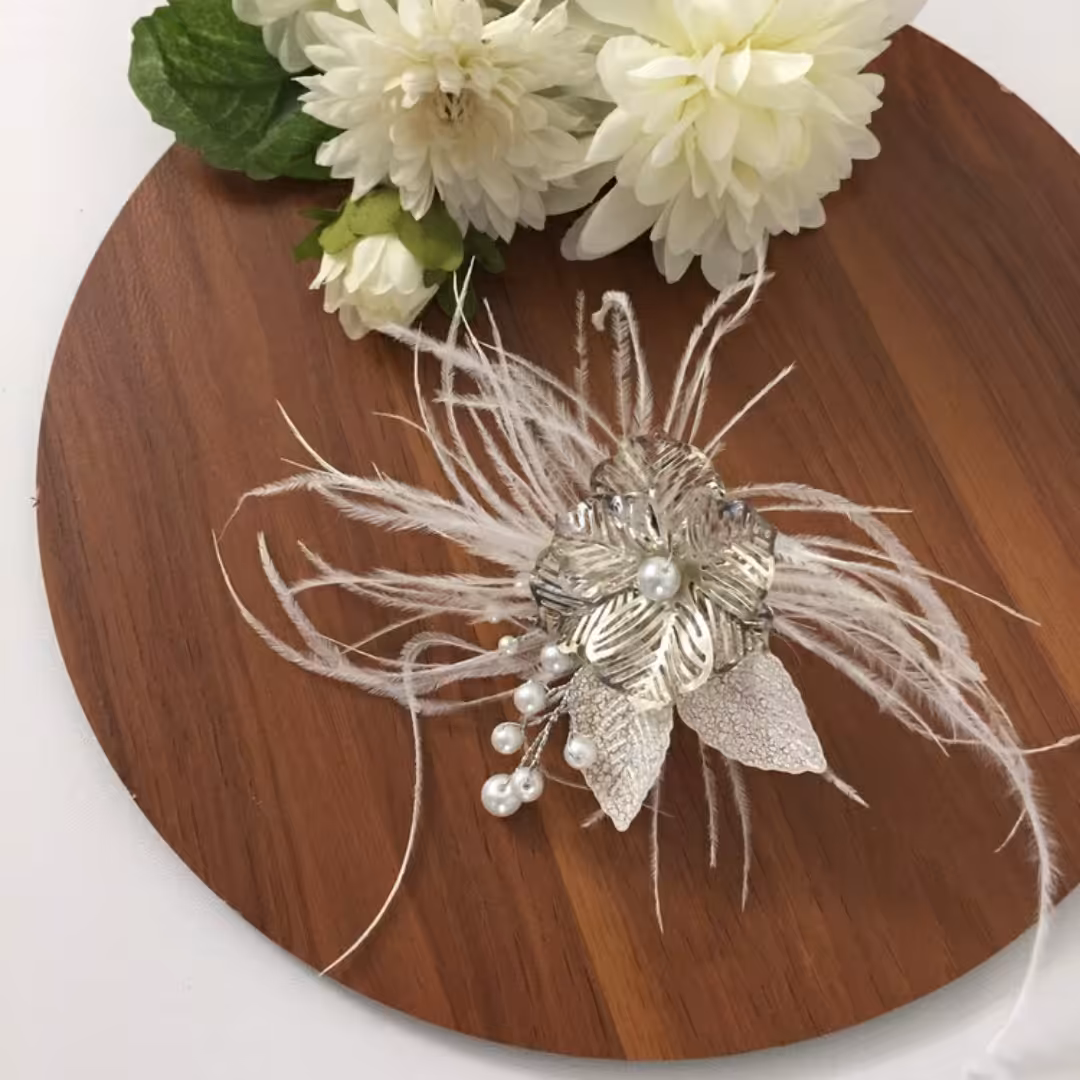 شانه شینیون جذاب و دلبر کارشده با گل و پر و کریستال 