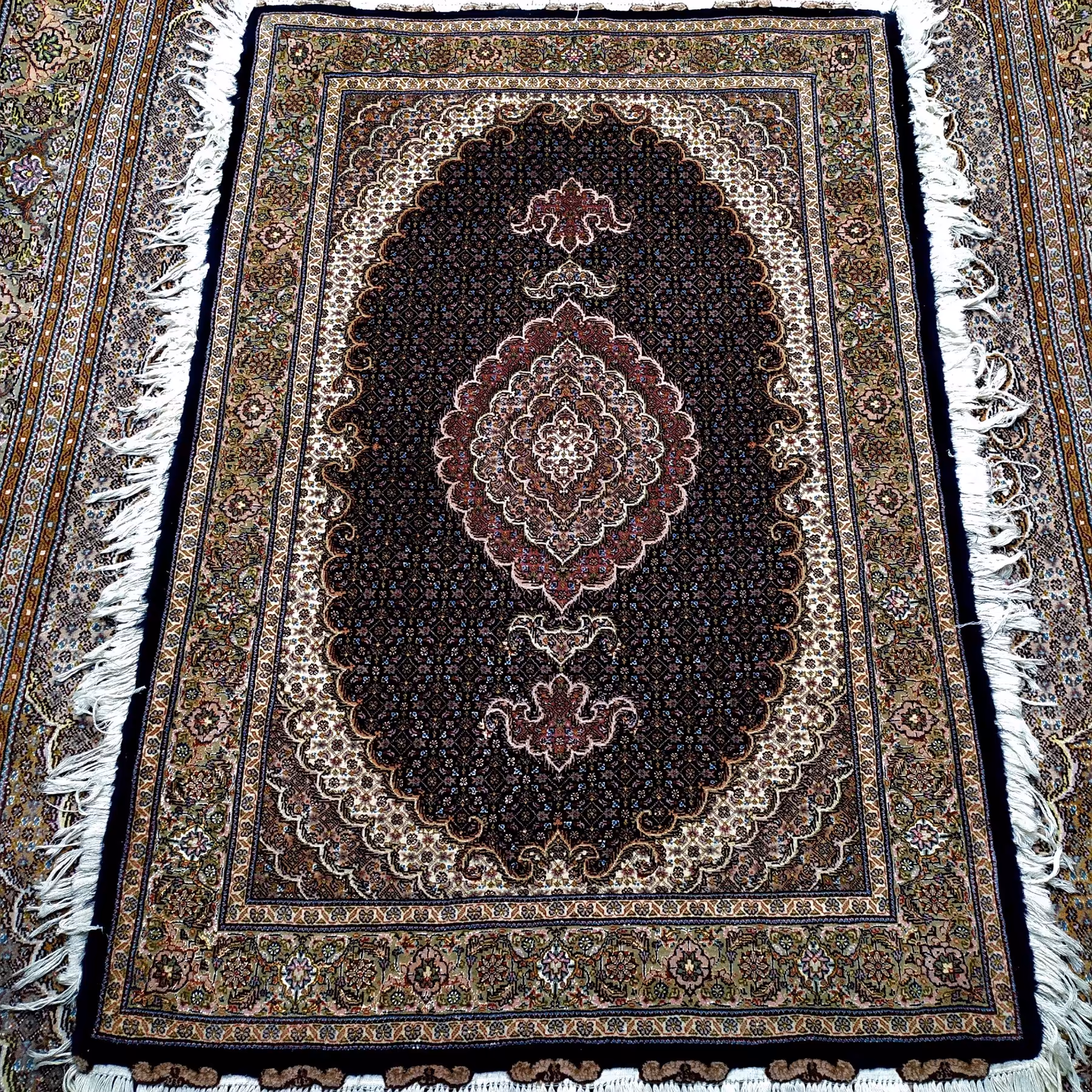 فرش دستبافت طرح ماهی کمال الملک خوی سایز زرع و نیم 50 رج