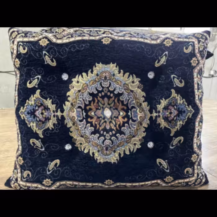 پشتی سنتی مربعی سایز 60 در 70
پشتی دو  رو  هست با ضخامت بالا و با کیفیت 