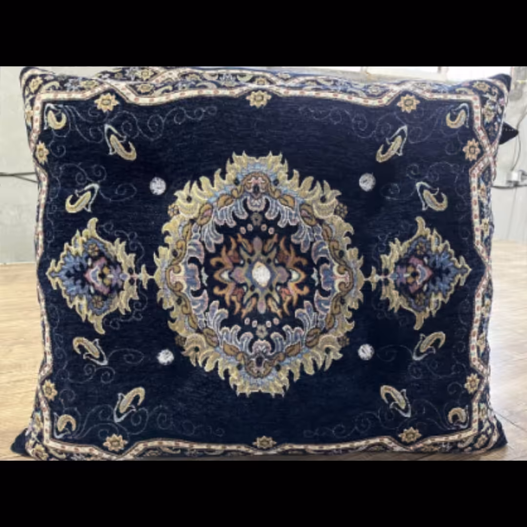 پشتی سنتی مربعی سایز 60 در 70
پشتی دو  رو  هست با ضخامت بالا و با کیفیت 