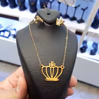 ست زیورآلات استیل طلایی رنگ ثابت ضد حساسیت طرح تاج بزرگ