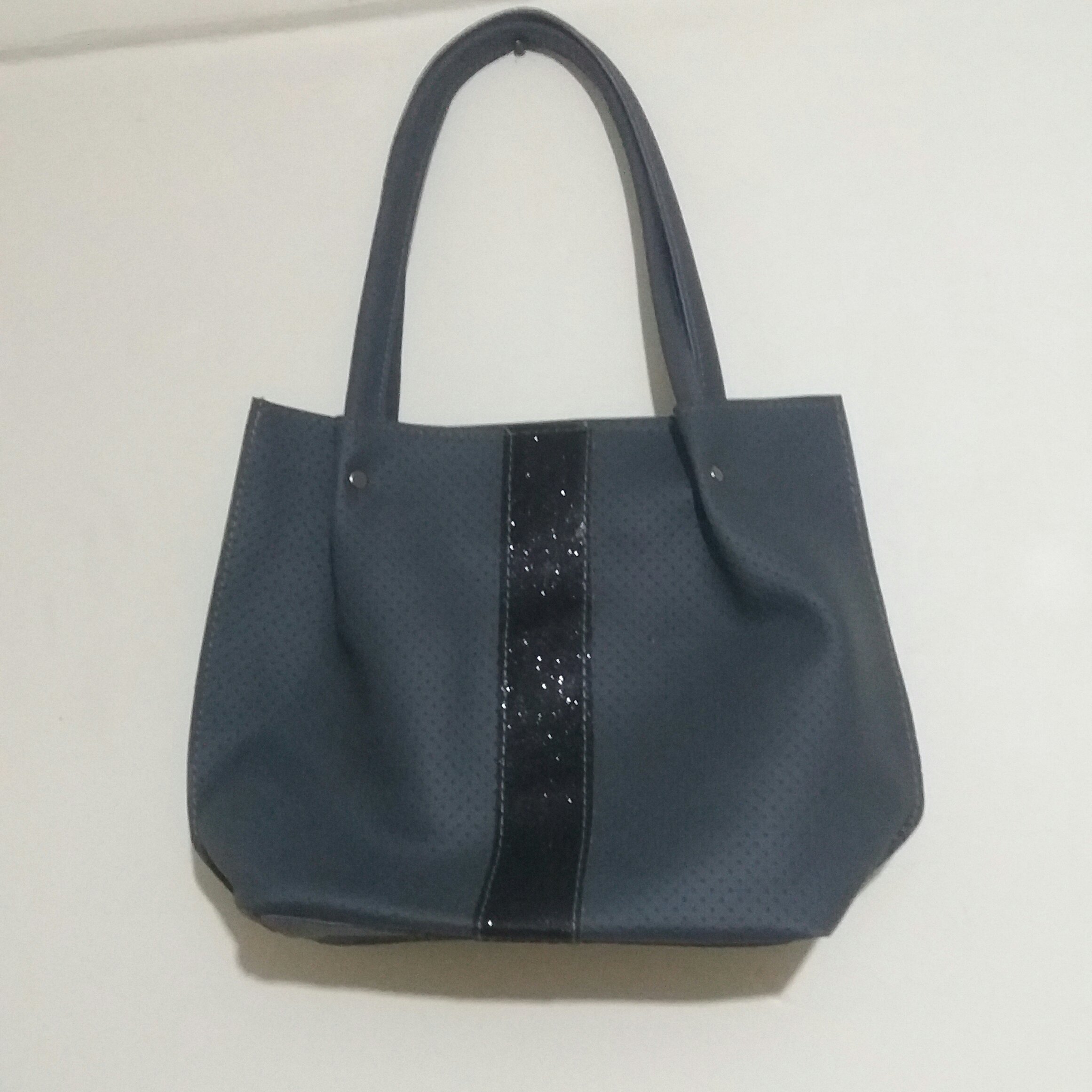 کیف رو دوشی زنانه، رنگ طوسی، ابعاد 33×24 سانت، وزن 250 گرم