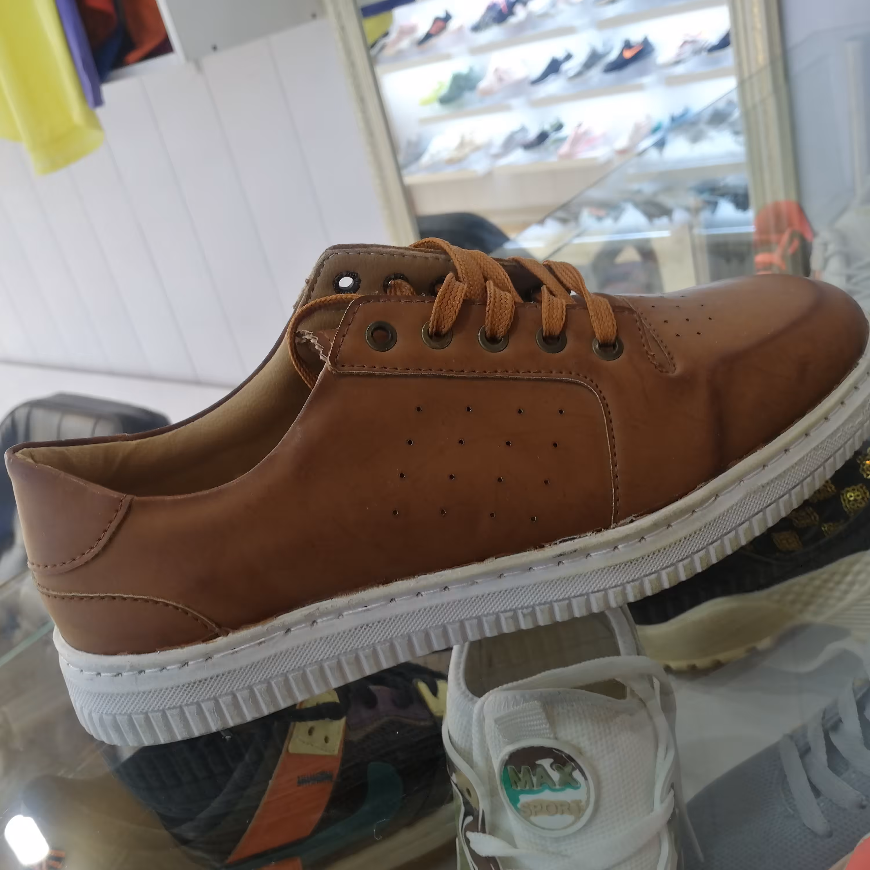 کفش کتانی کالج