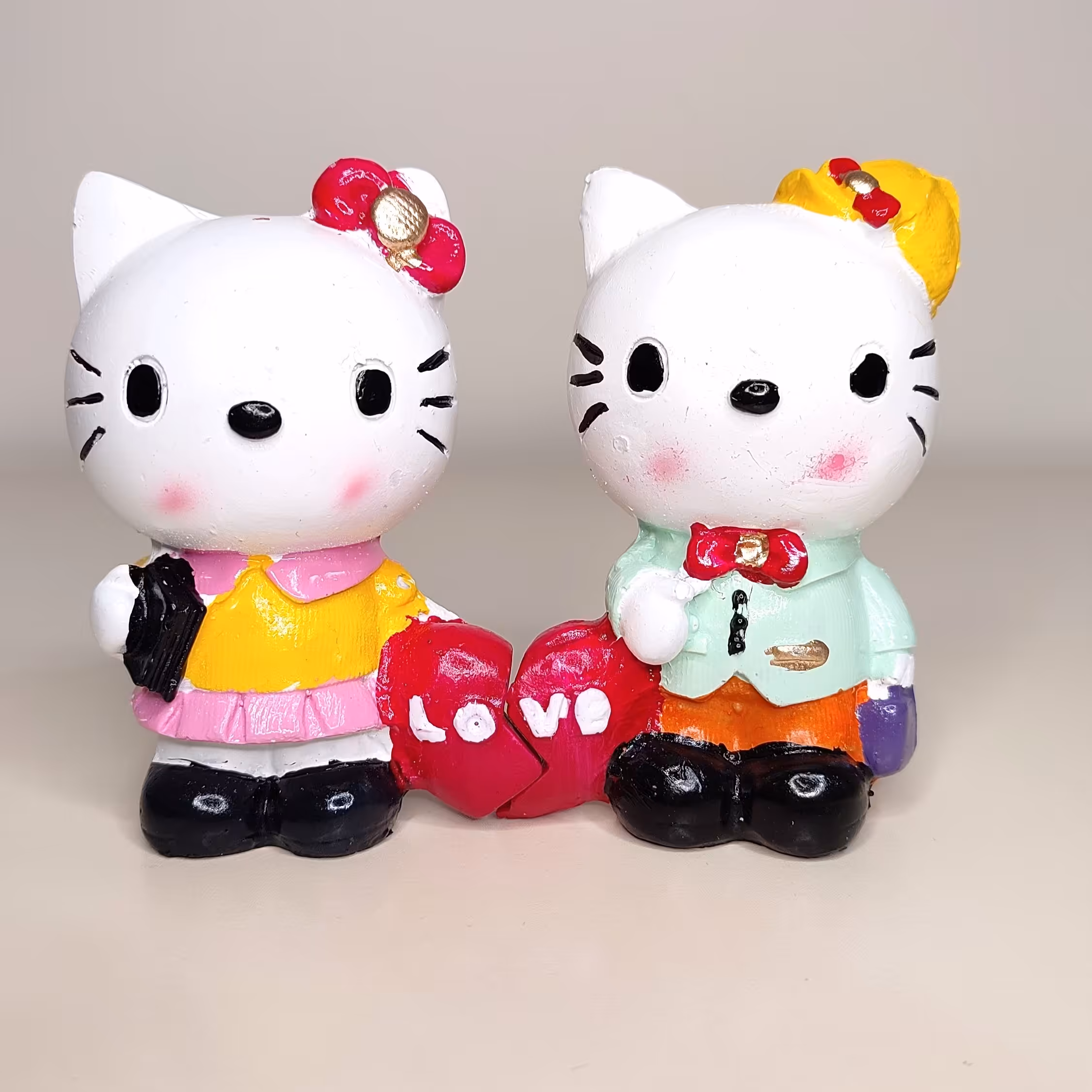 مجسمه کیتی
   طرح لاو
    ابعاد 11در4   اگه میخوای با هزینه کم یه مجسمه خوشگل بخری  این  کارمون رو از دست نده