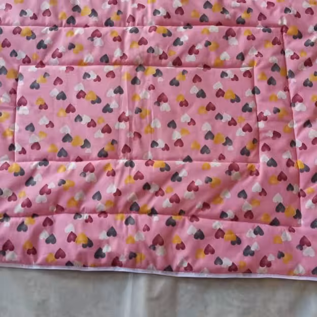 نمگیر زمینه صورتی قلبی بازارچه الیاف دوزی شده وکاور مقاوم درابعاد70&100باوزن حدودا500گرم