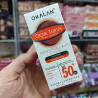 ضد آفتاب اوکالان  فرانسه - حاوی کرم پودری رنگ پوست با  SPF 50 با خاصیت هایپو آلرژیک و کلاژنه طلا