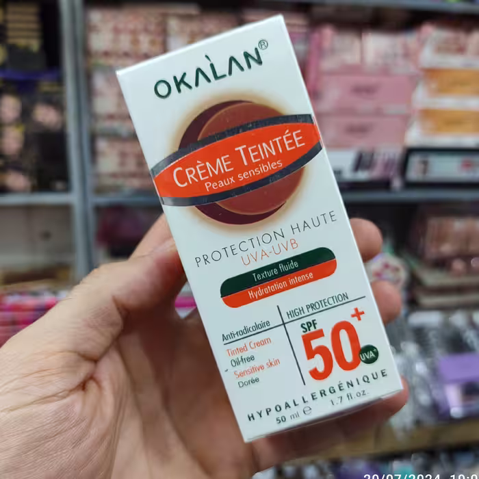 ضد آفتاب اوکالان  فرانسه - حاوی کرم پودری رنگ پوست با  SPF 50 با خاصیت هایپو آلرژیک و کلاژنه طلا