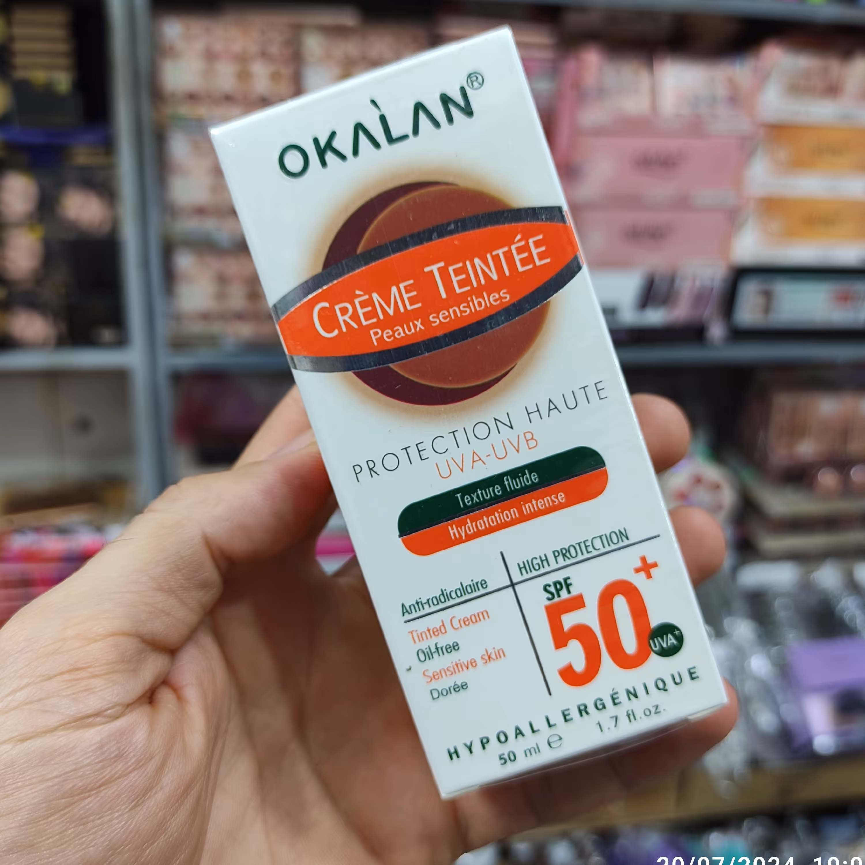 ضد آفتاب اوکالان  فرانسه - حاوی کرم پودری رنگ پوست با  SPF 50 با خاصیت هایپو آلرژیک و کلاژنه طلا