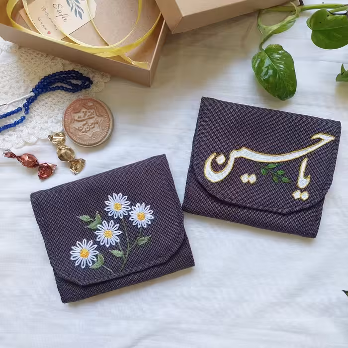 پک هدیه مذهبی ست هدیه دو عددی زنانه و مردانه جانماز جیبی مسافرتی گلدوزی شده با دست رنگ نوک مدادی با بسته بندی بسیار زیبا