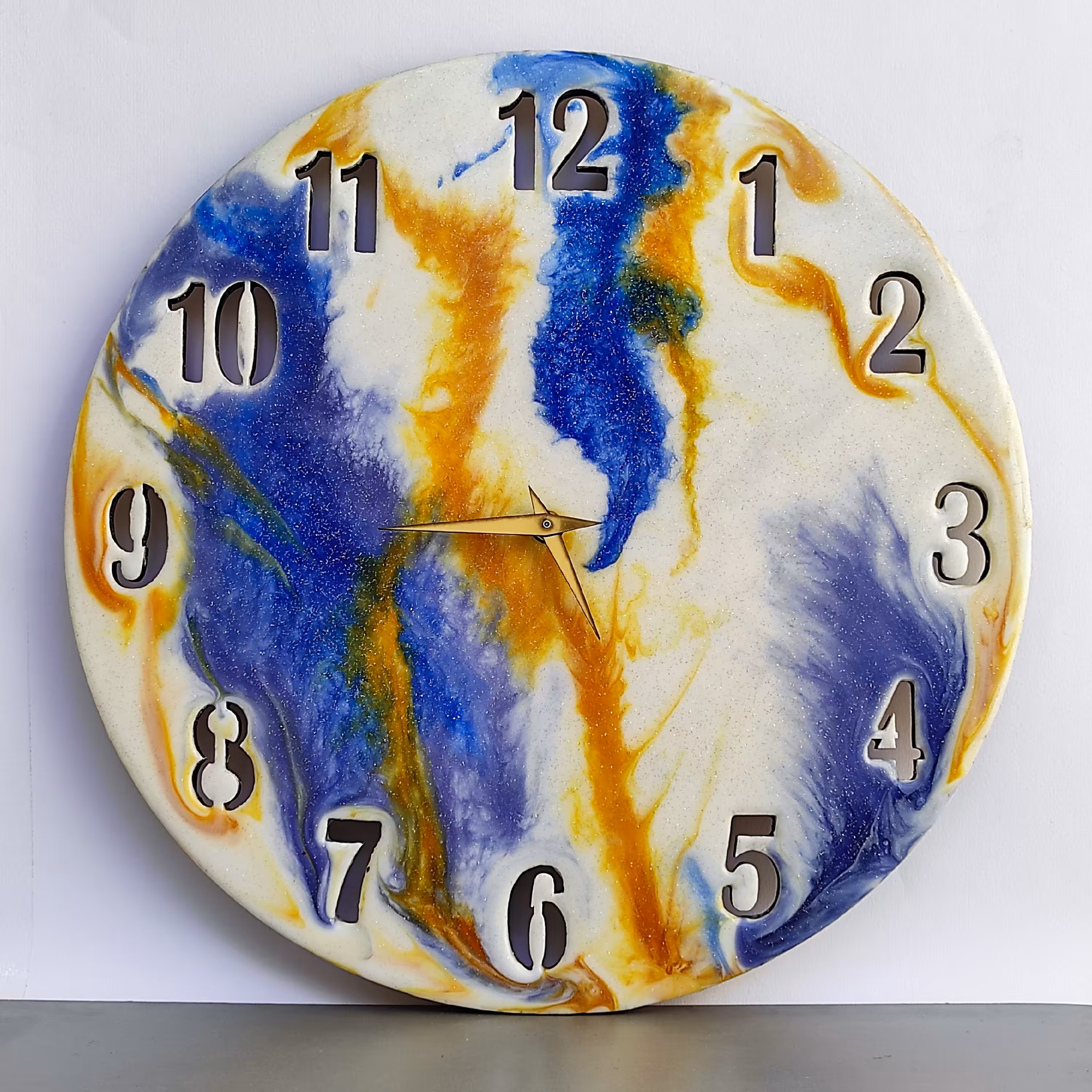 ساعت دیواری با طرح خاص و زیبا، جنس mdf ،کار شده با رزین سایز 40c