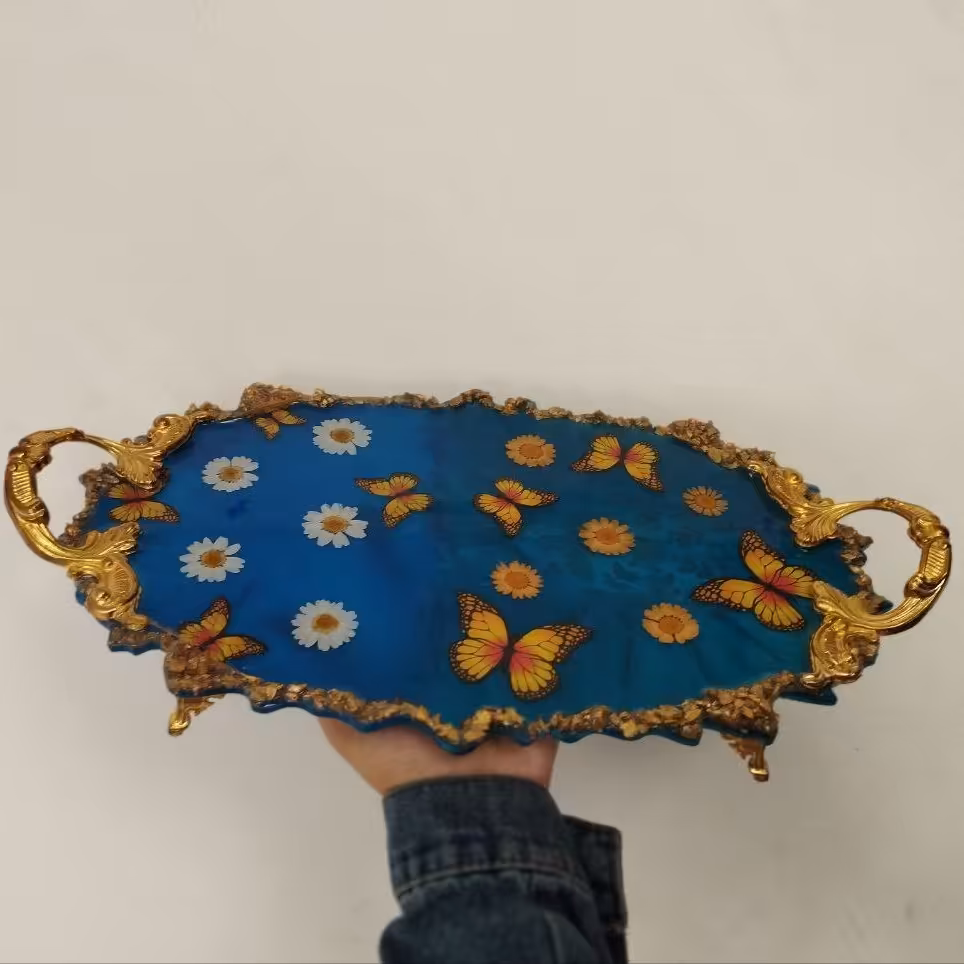 سینی رزینی با گلهای طبیعی بابونه 