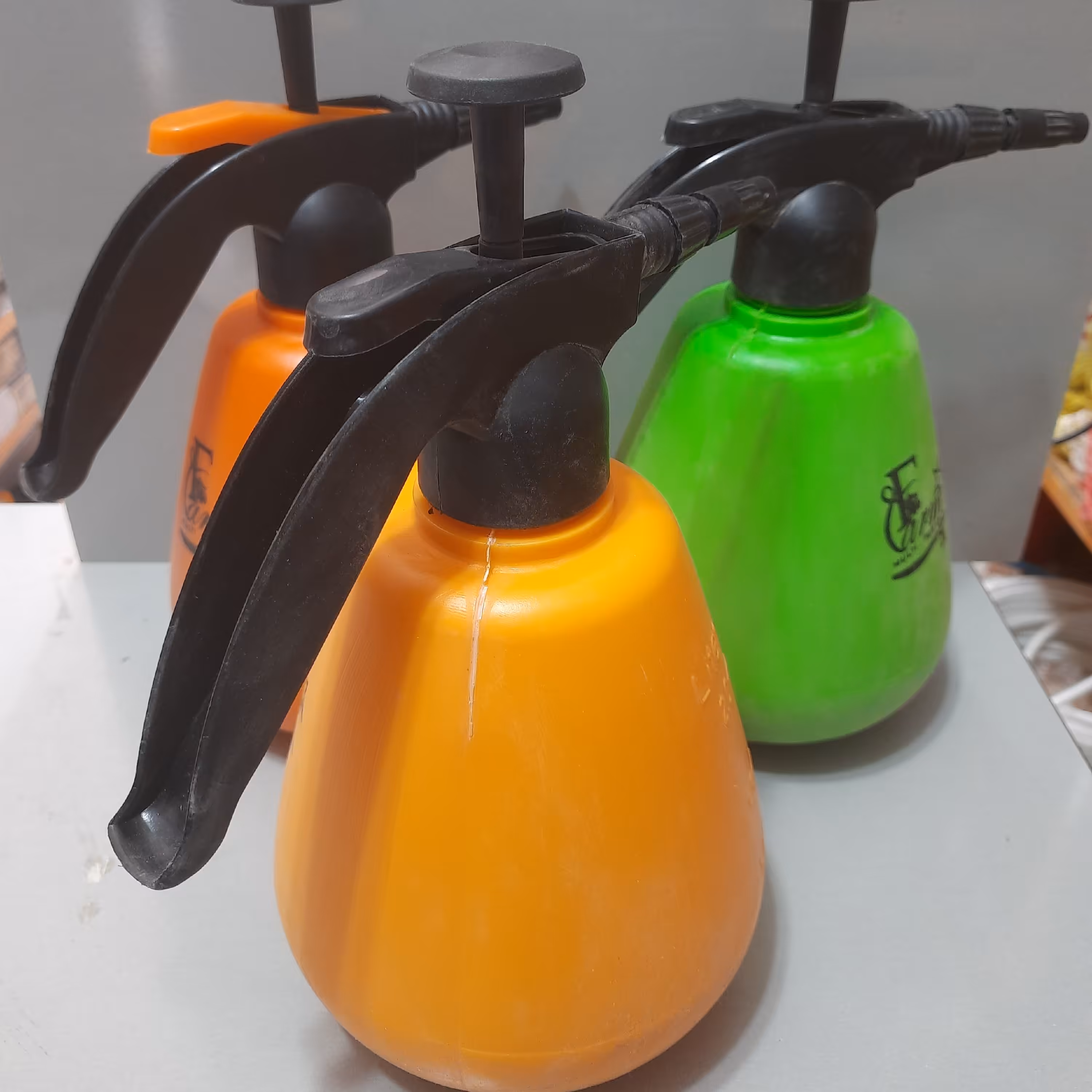 سمپاش دو لیتری مخصوص سمپاشی گل ومحیط برای دفع حشرات  مزاحم