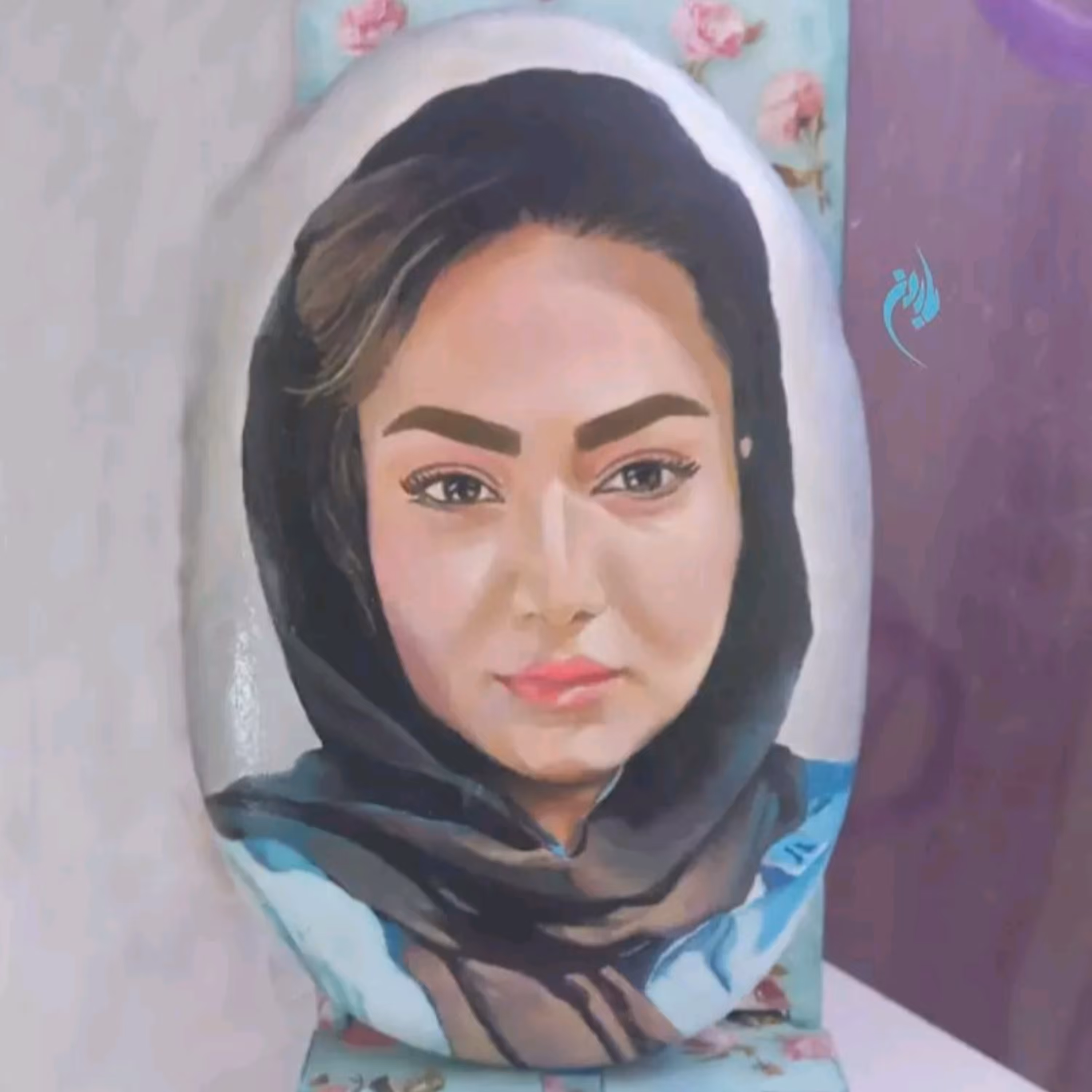 نقاشی چهره روی سنگ طبیعی با پوشش براق ضدآب و ضدخش