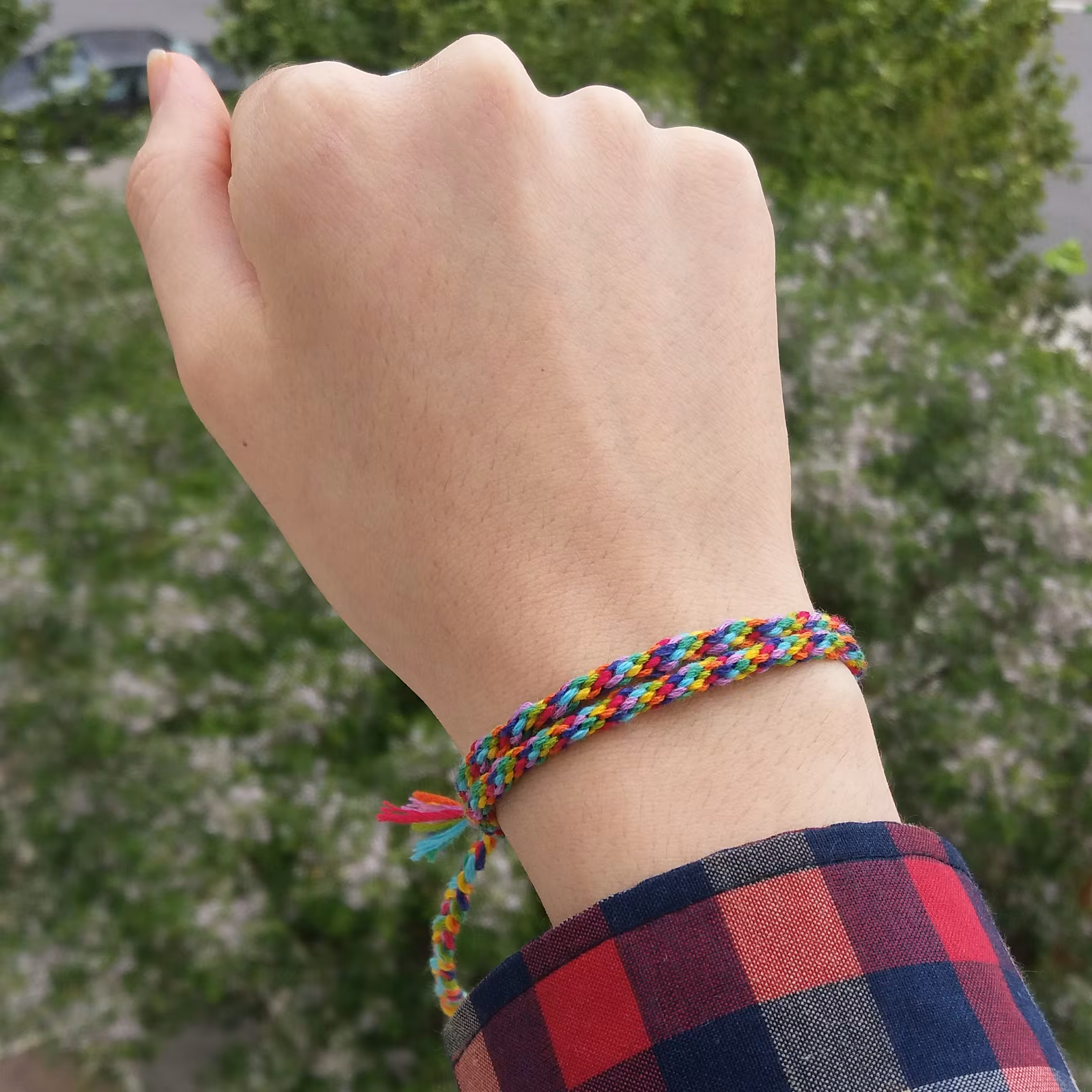 دستبند دوستی دو ردیفه طرح ویلی رنگین کمانی محصول دستساز تیم گوزن آبی 