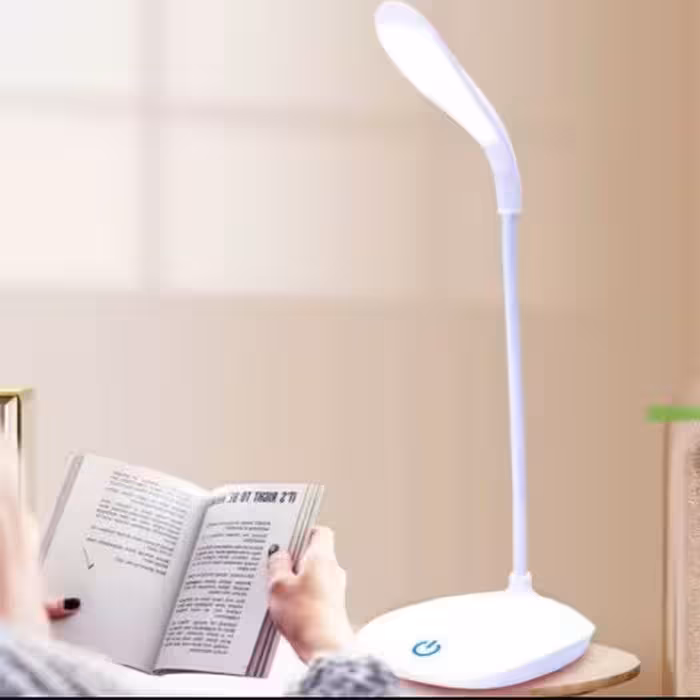 چراغ مطالعه شارژی شیک صورتی و سفید فقط کافیه شارژ کنید و استفاده کنید