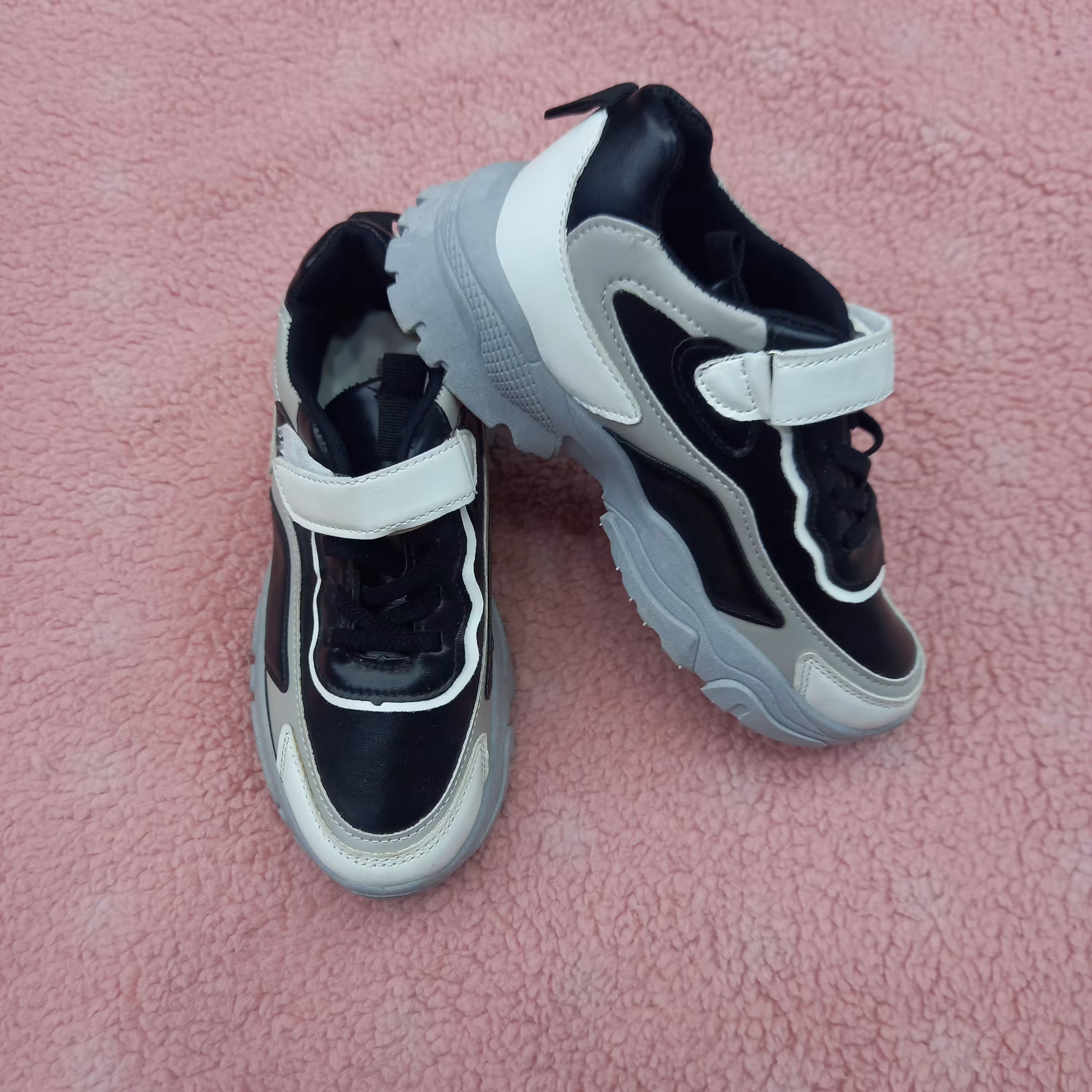 کفش اسپورت دخترانه و پسرانه و میانه برای تمام سنین در رنگ و سایز بندی های متنوع42