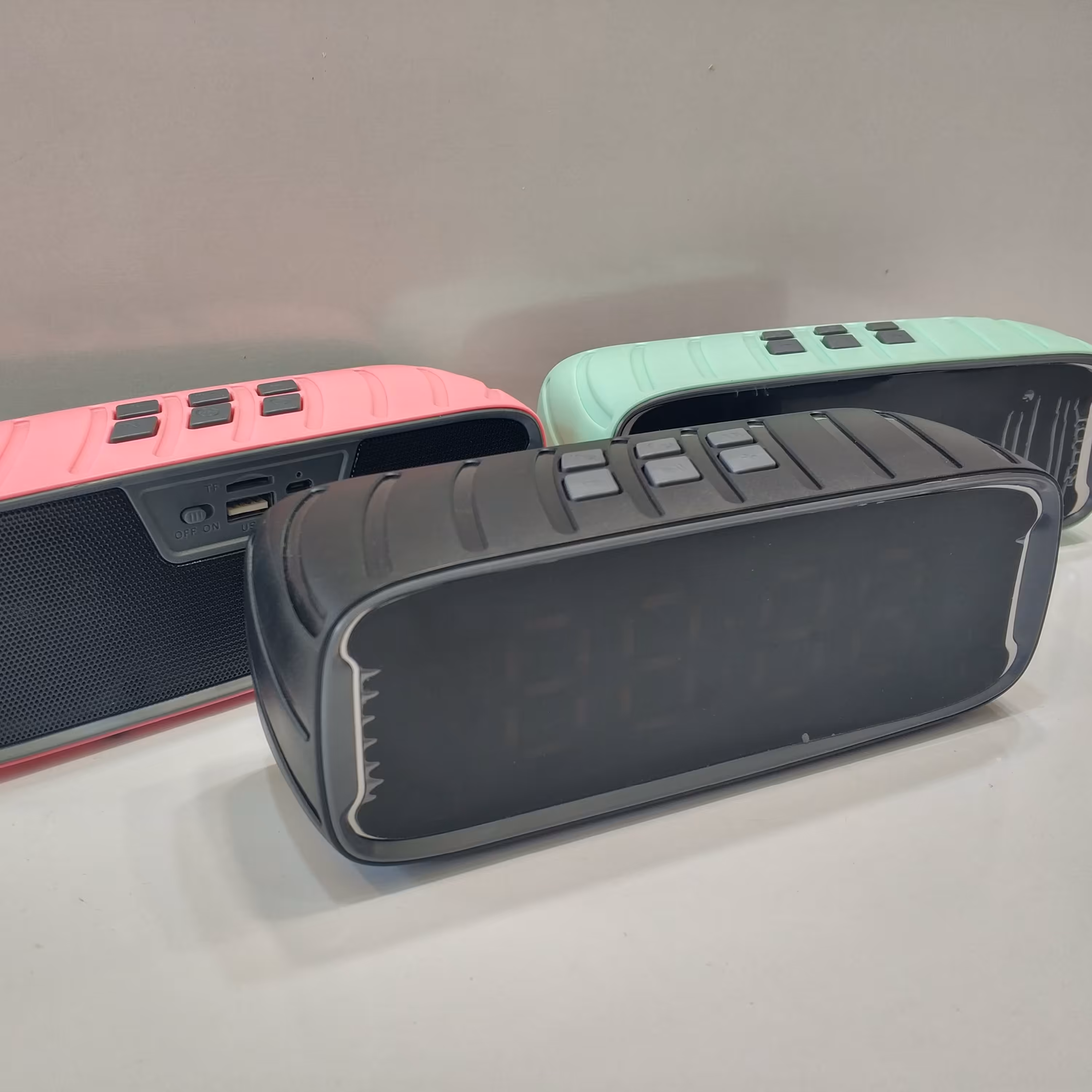 اسپیکر بلوتوثی با نمایشگر LED ساعت دار