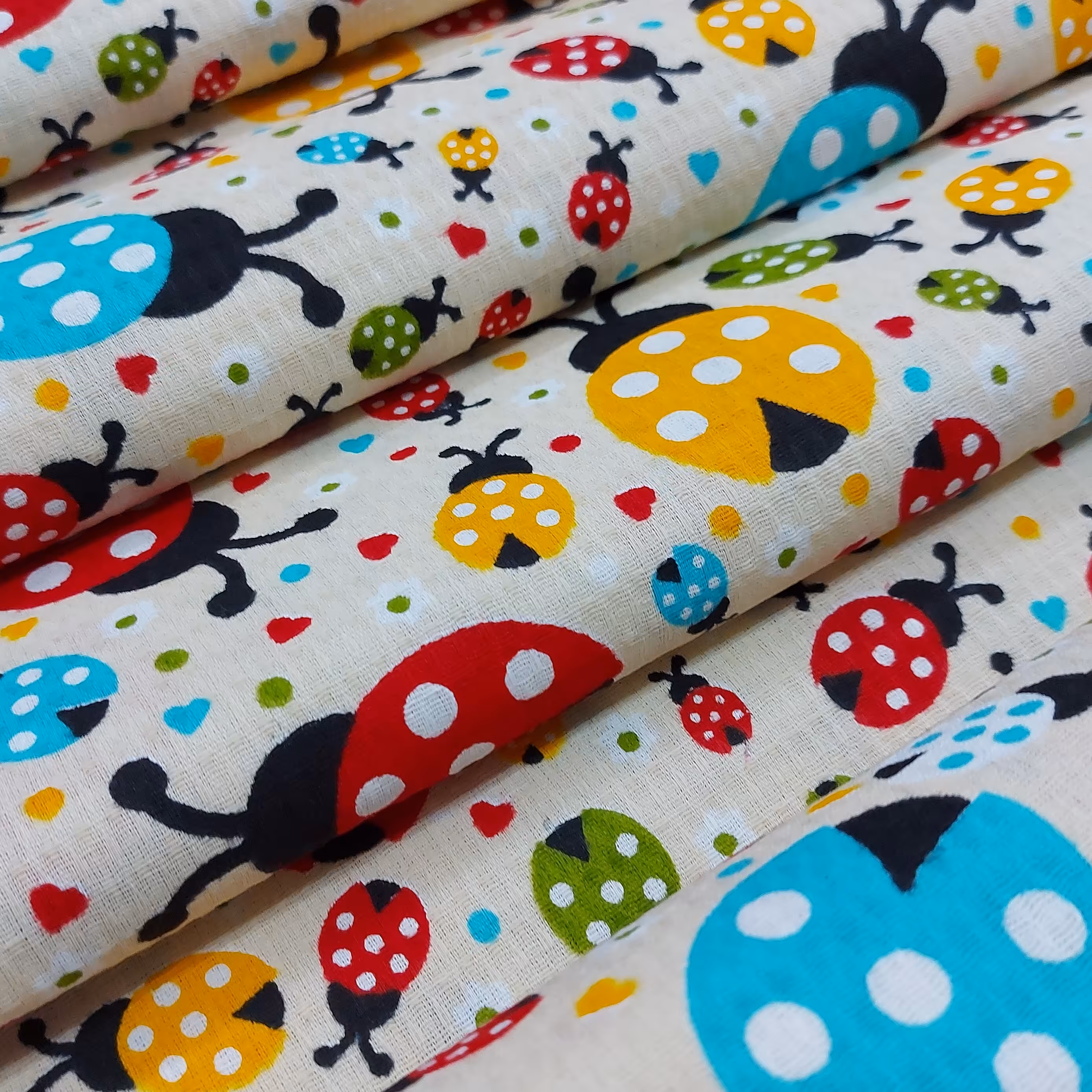 پارچه دستمال آشپزخانه صد در صد پنبه نگین طرح کفشدوزک عرض یک و نیم متر پارچه سرای رزاق