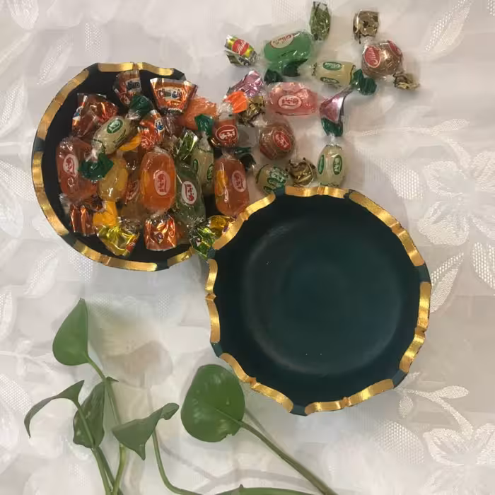 ظرف پذیرایی پایه دار سفالی با متد نقطه کوبی رنگ سبز یشمی- طلایی سایز متوسط (پس کرایه)