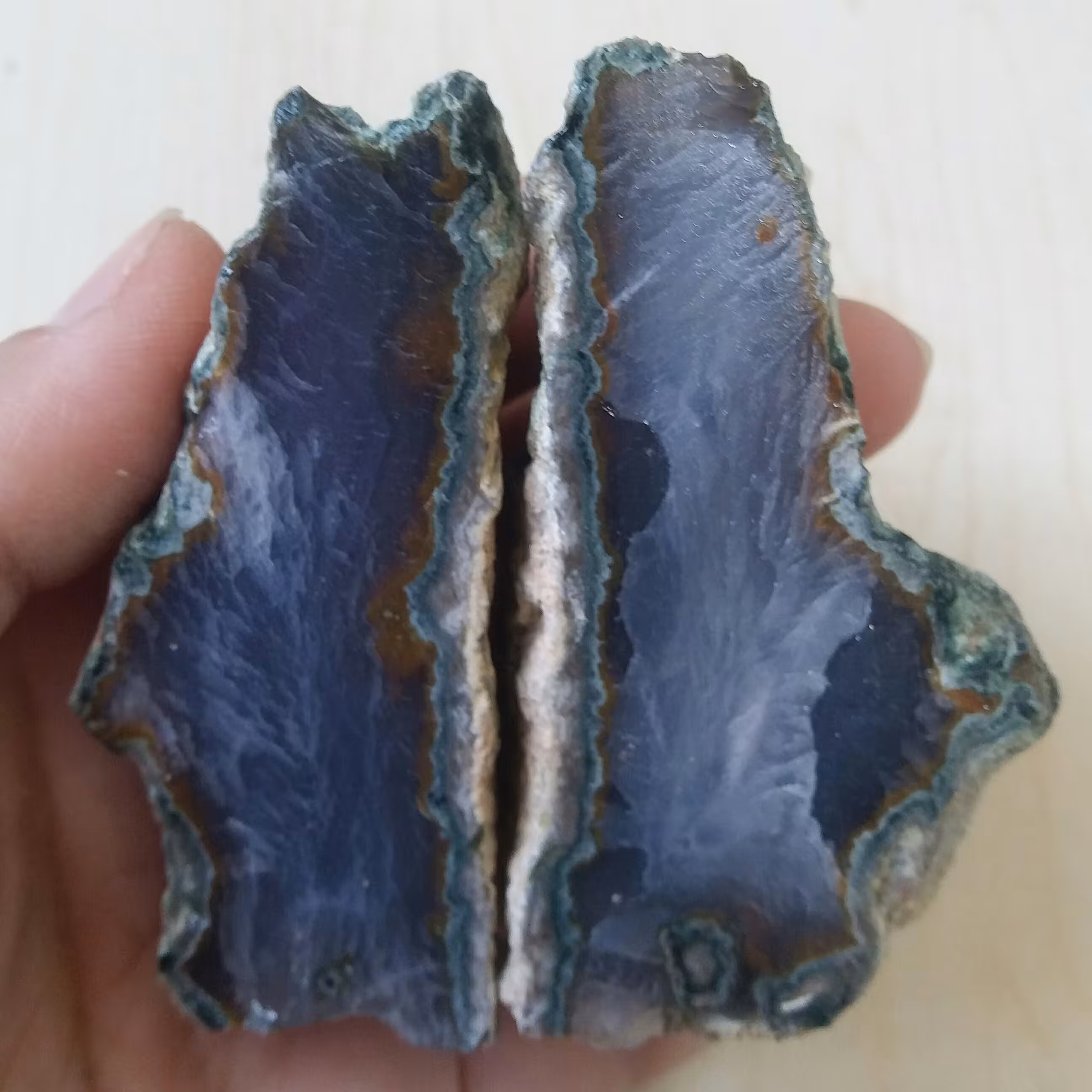 عقیق اصل سنگ عقیق  معدنی با رنگ طبیعی و خواص فراوان مناسب دکور منزل و ویترین مغازه و ساخت نگین 7 سانته