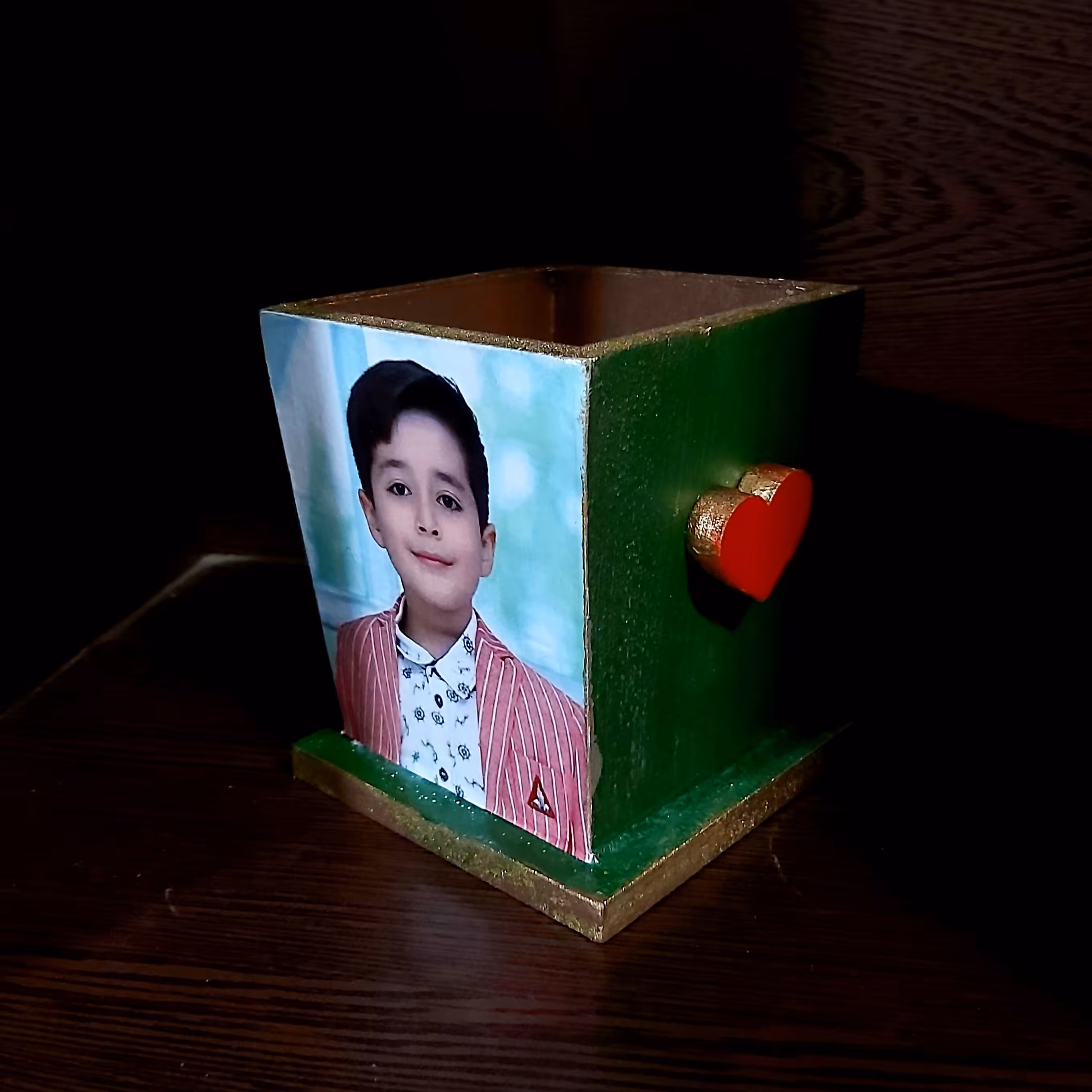 جامدادی  چوبی با طرح مختلف حتی عکس عزیزان و محصلان