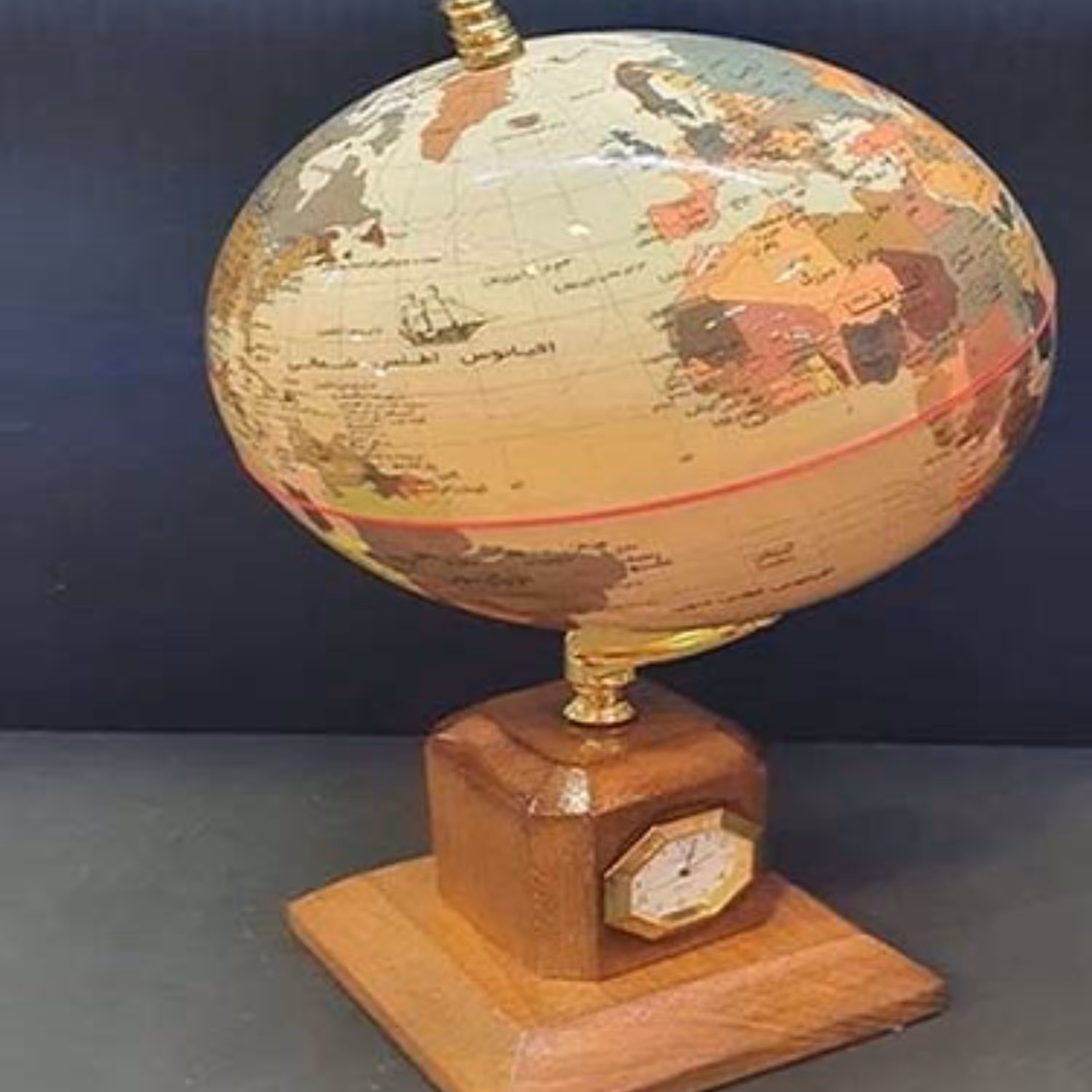 کره زمین مدیریتی ساعت دار