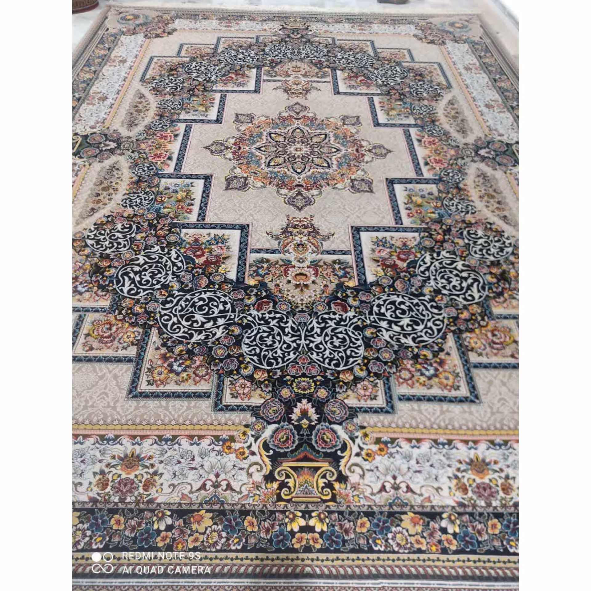 فرش ماشینی 700 شانه اصل تراکم 2550 طرح ماهان زمینه فیلی 12 متری جنس اکرولیک فروش ویژه