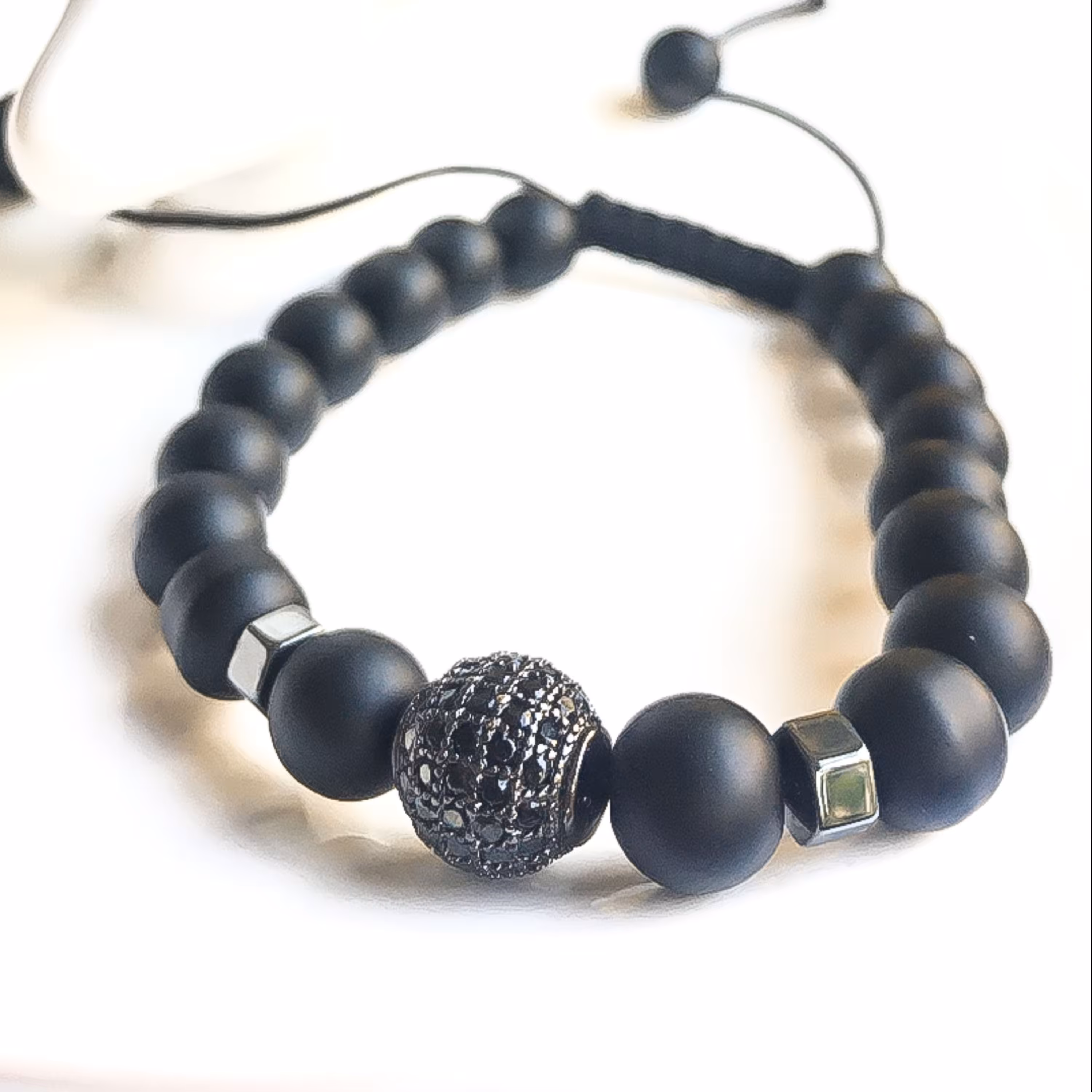 دستبند مدل برنا  تلفیقی از سنگ های هماتیت اونیکس مات مشکی و پلاک توپی نگین میکروست