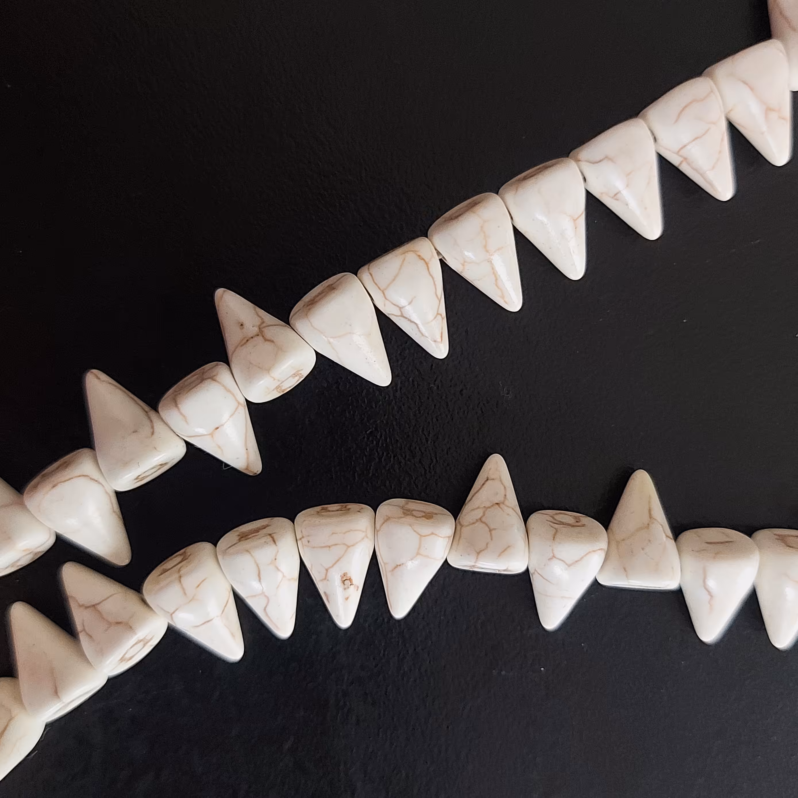 فیروزه سفید مثلثی ریسه ای 