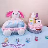 سبد تریکو دو تیکه  عروسکدار سایز 20 و 15 مناسب سیسمونی رنگبندی دلخواه عروسک خرگوش و تدی