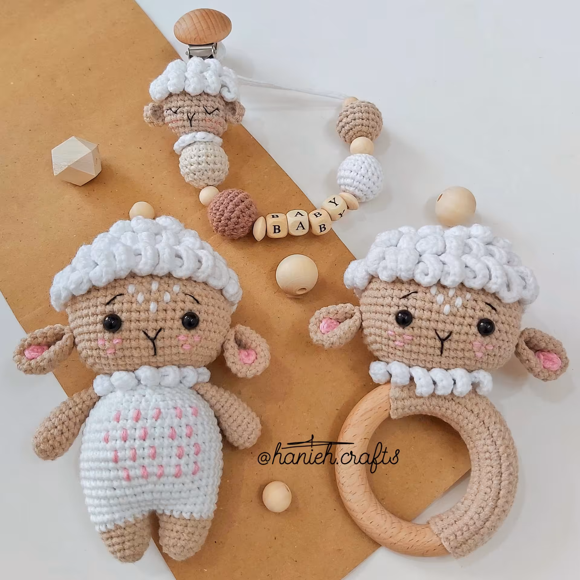 ست جغجغه دندونی و عروسک و بند پستونک با چوب راش ضد حساسیت و کاموای ترک مناسب هدیه