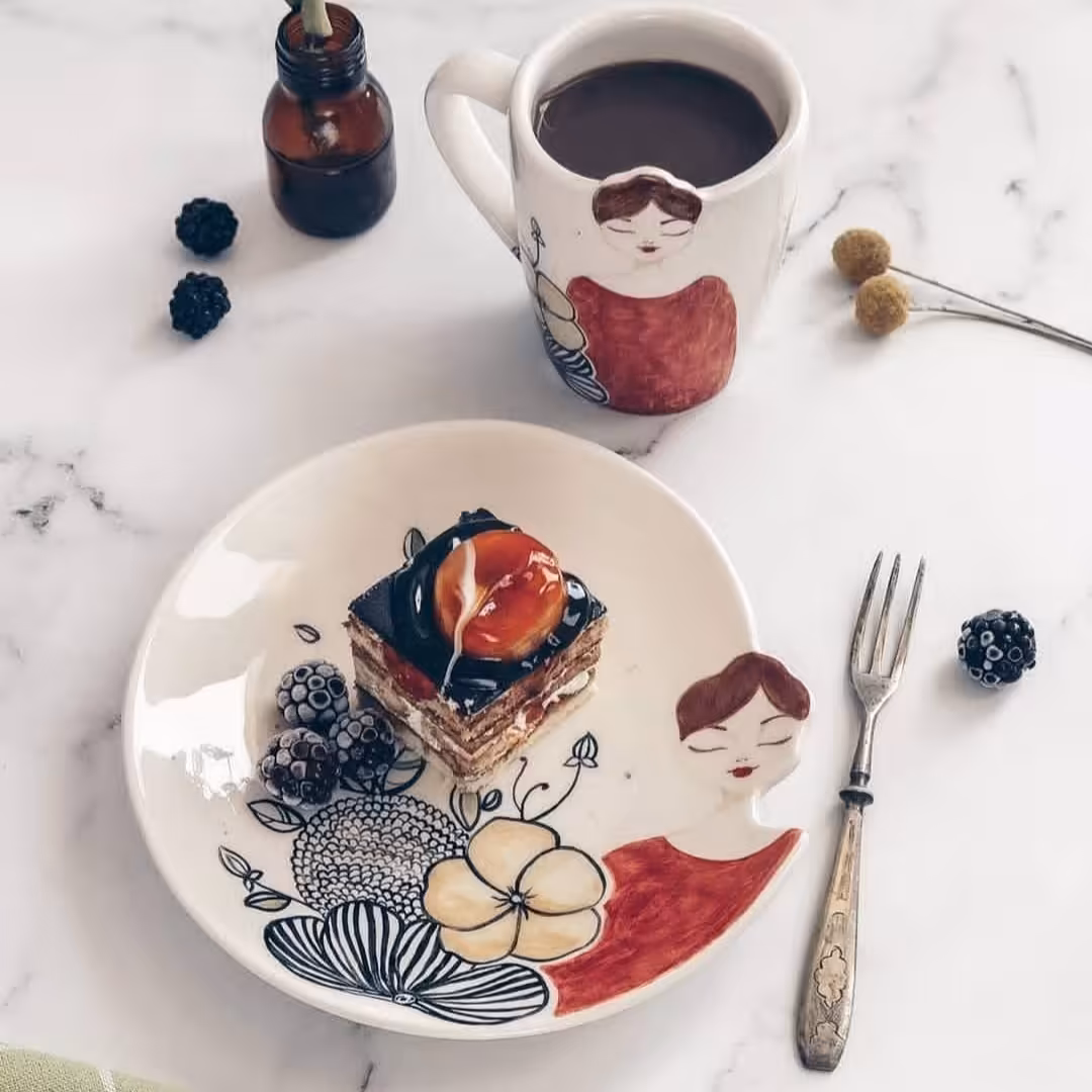 ماگ و بشقاب کاملا دست ساز مناسب برای هدیه دادن قابل استفاده در ماکروفر و ماشین ظرف شویی .