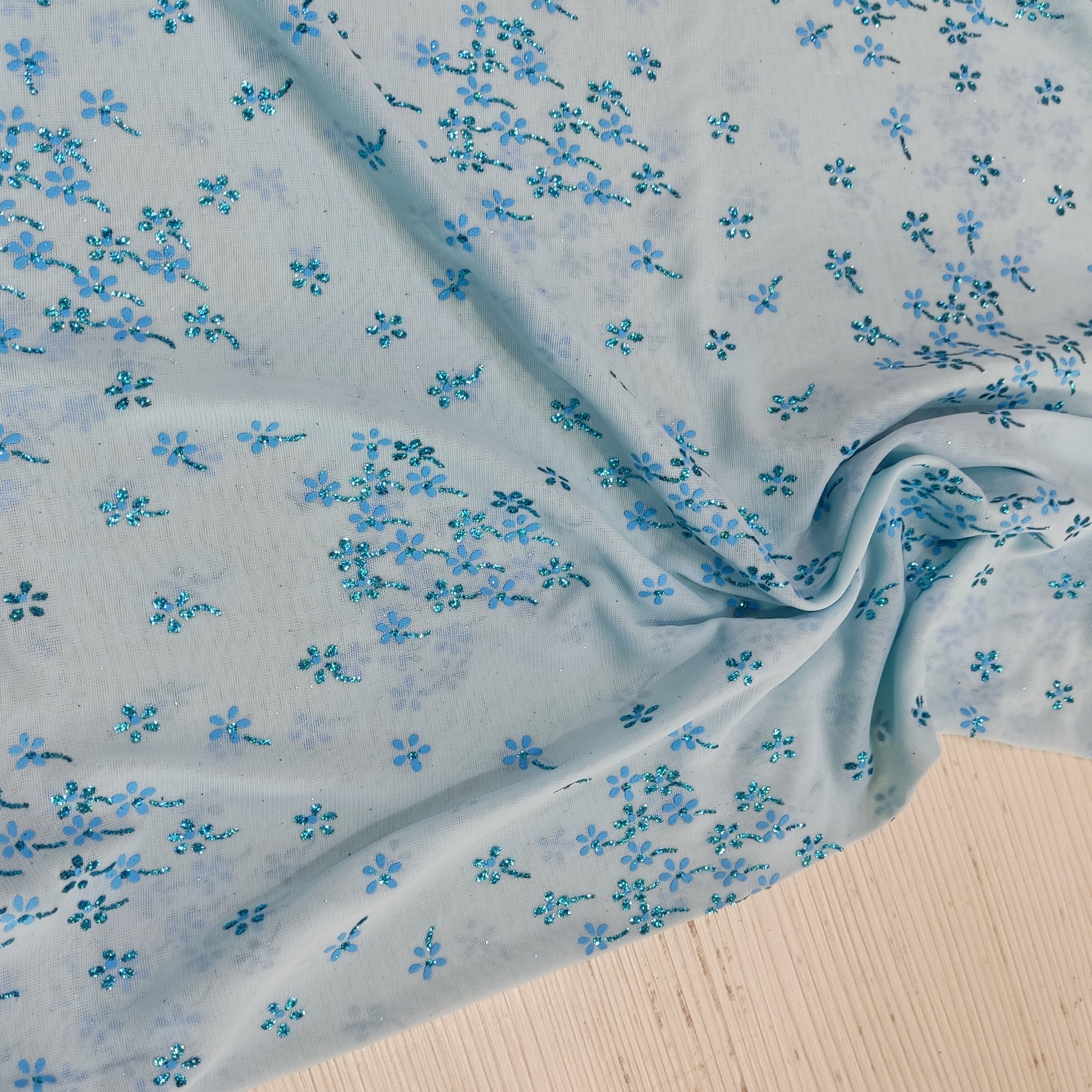 پارچه کشی.عرض 150.نیاز به آستری دارد