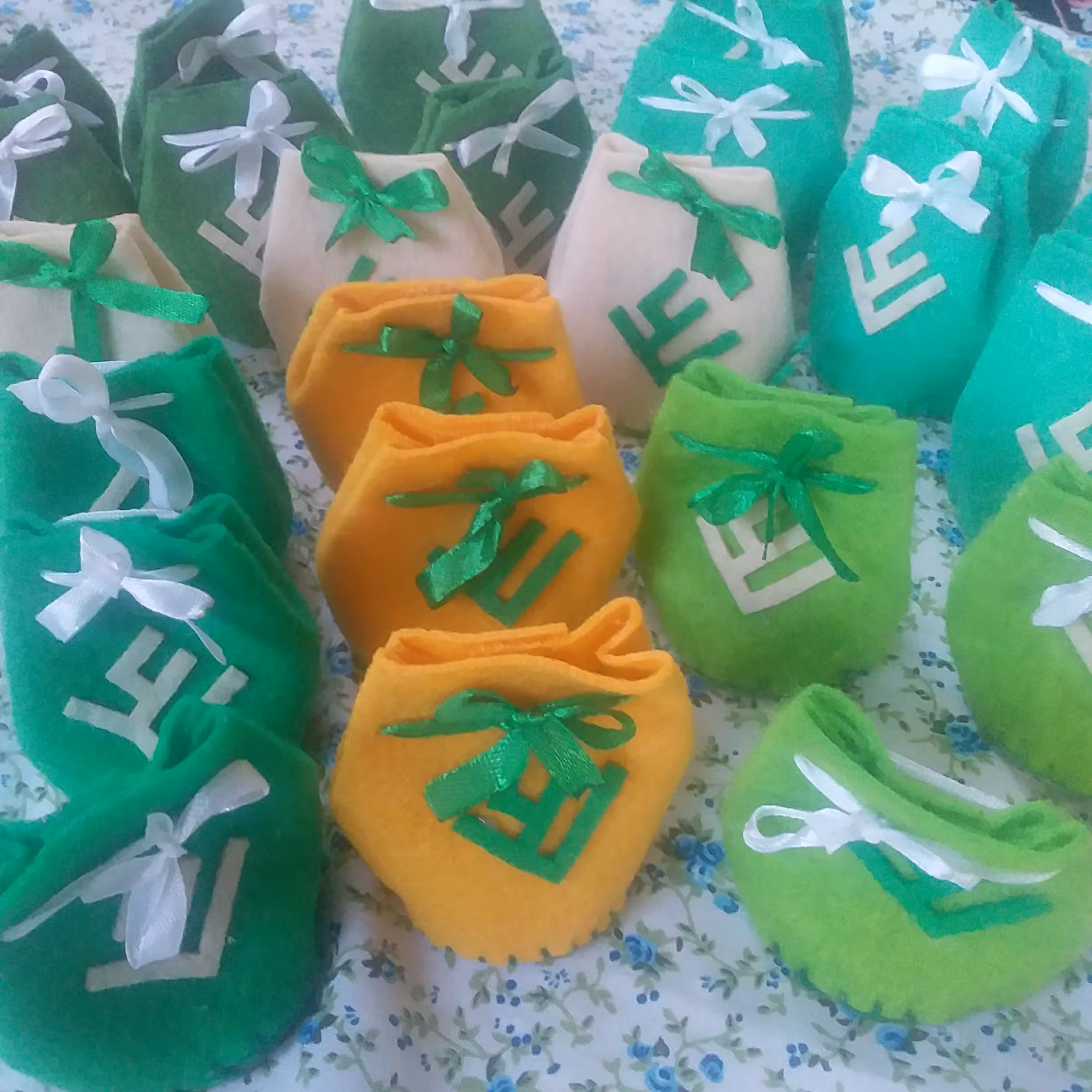 مجموعه 15 تایی گیفت نمدی در رنگ های مختلف با طرح علی، همراه با ربان، ویژه عید غدیر