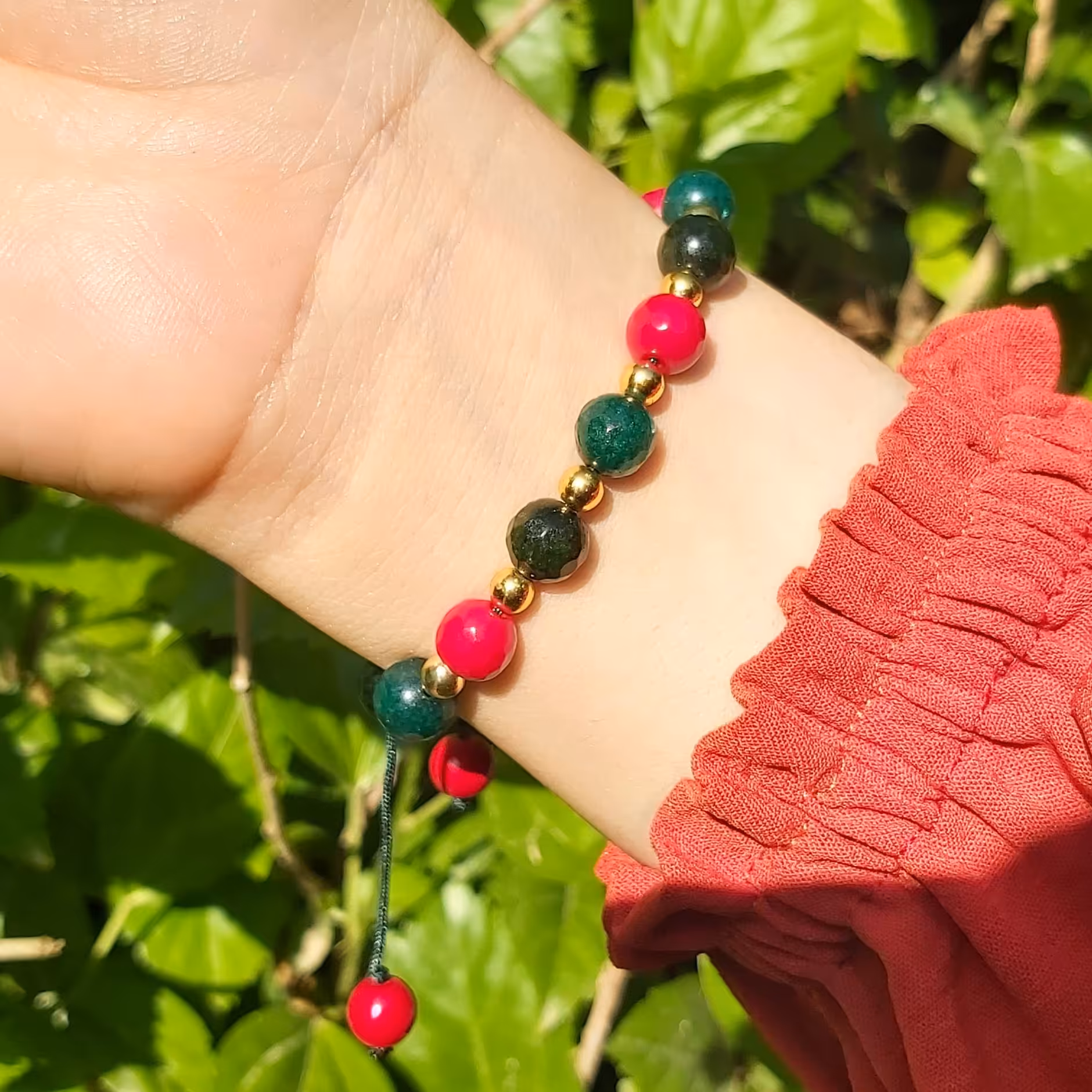 دستبند قرمز و سبز یلدایی  با سنگ و بافت کشویی