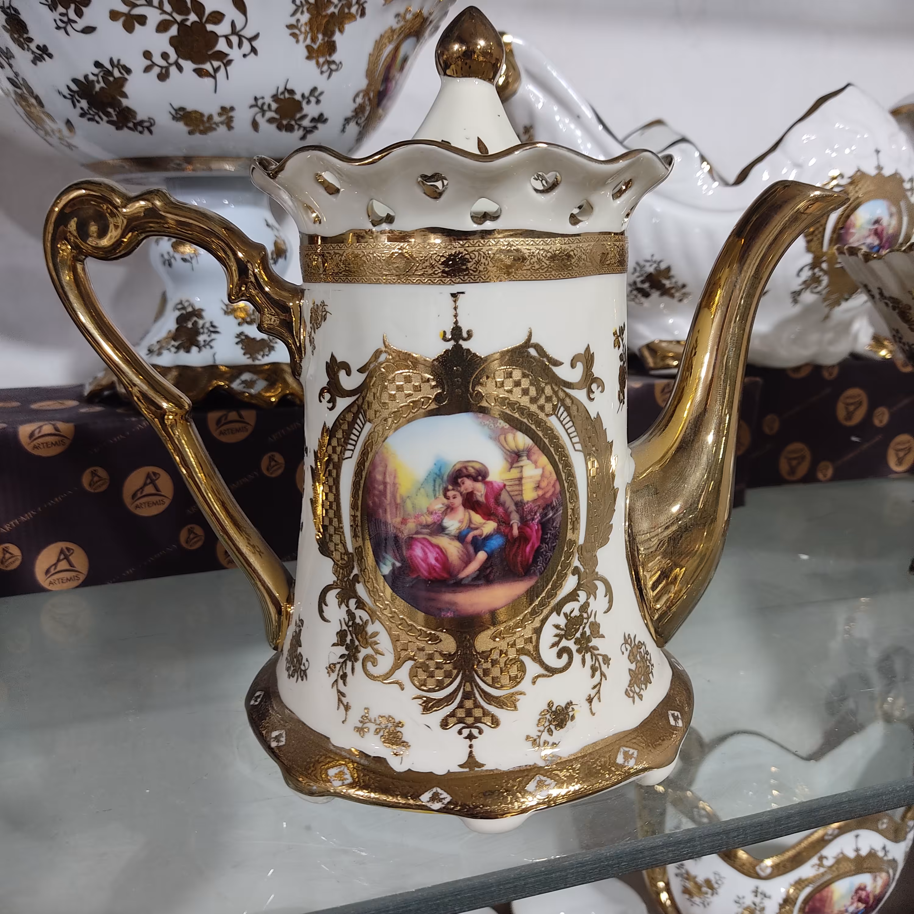 قوری تک  لمونژ طرح لیلی و مجنون ، ارتفاع بیست سانت، کرم رنگ 