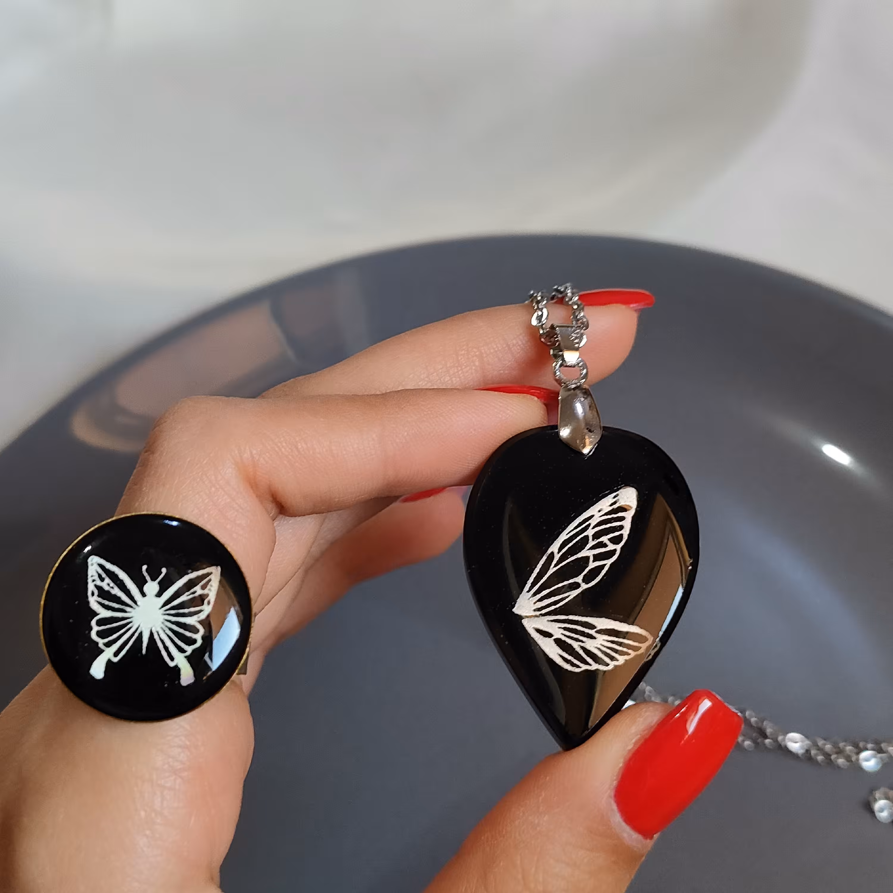 گردنبند و انگشتر رزینی با پروانه هولوگرامی و زمینه مشکی