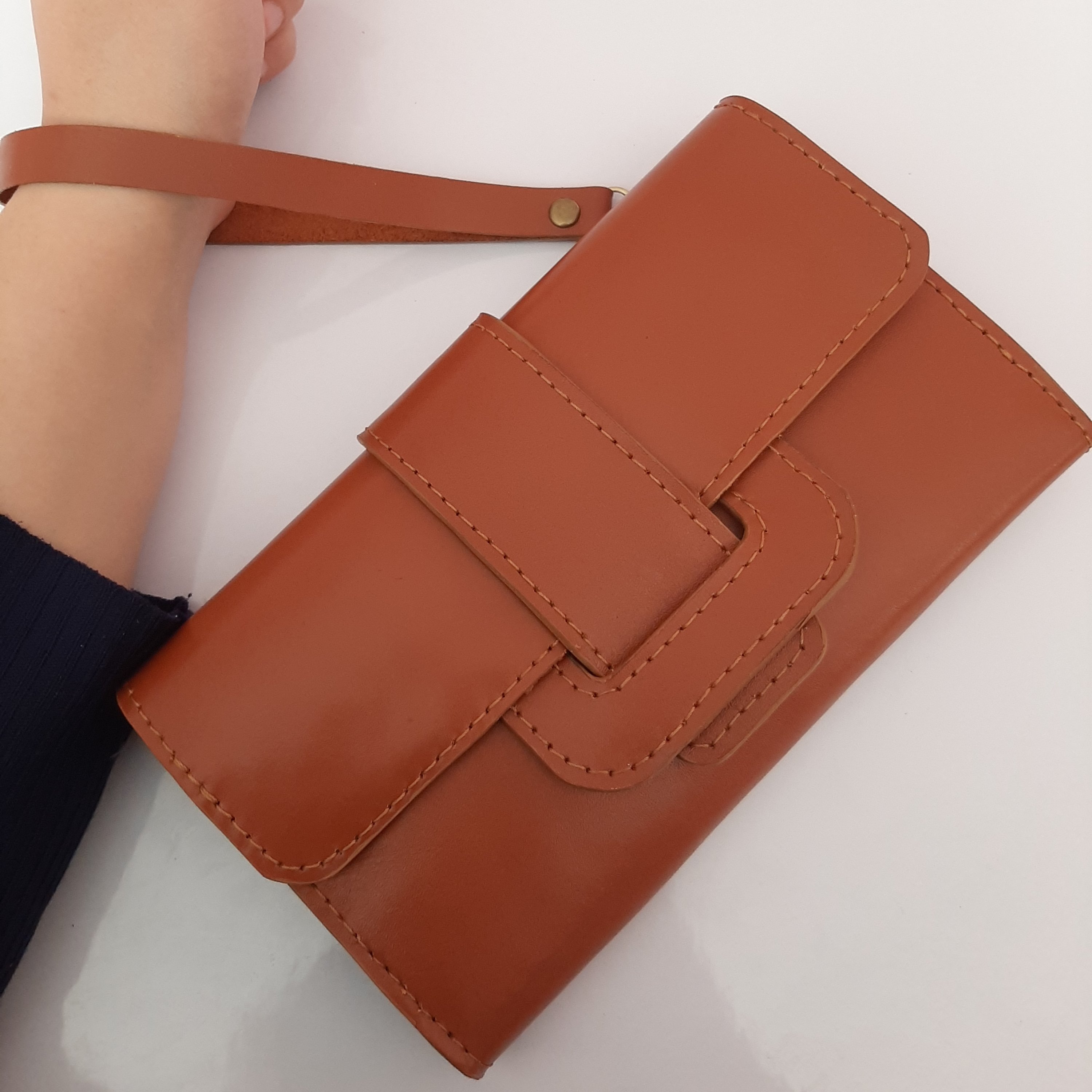 کیف دستی زنونه(چرم گاوی)
کاملا دست دوز