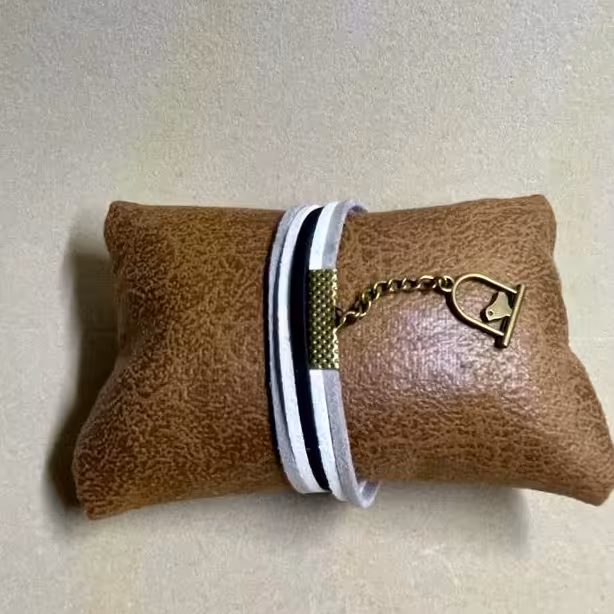 دستبند تریشه چرمی مدل ساده سه رنگ مشکی سفید تاکستری همراه با خرج کار برنزی مرغ آمین و تاج و زنجیر برنزی