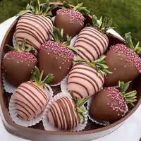 باکس ولیتاین توت فرنگی شکلاتی خونگی خوشمزه و تازه وزن 600گرم(هزینه ی ارسال پس کرایه)