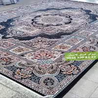 فرش ماشینی طرح حوض نقره 12متری رنگ سرمه ای 700شانه تراکم 2550نخ اکرلیک