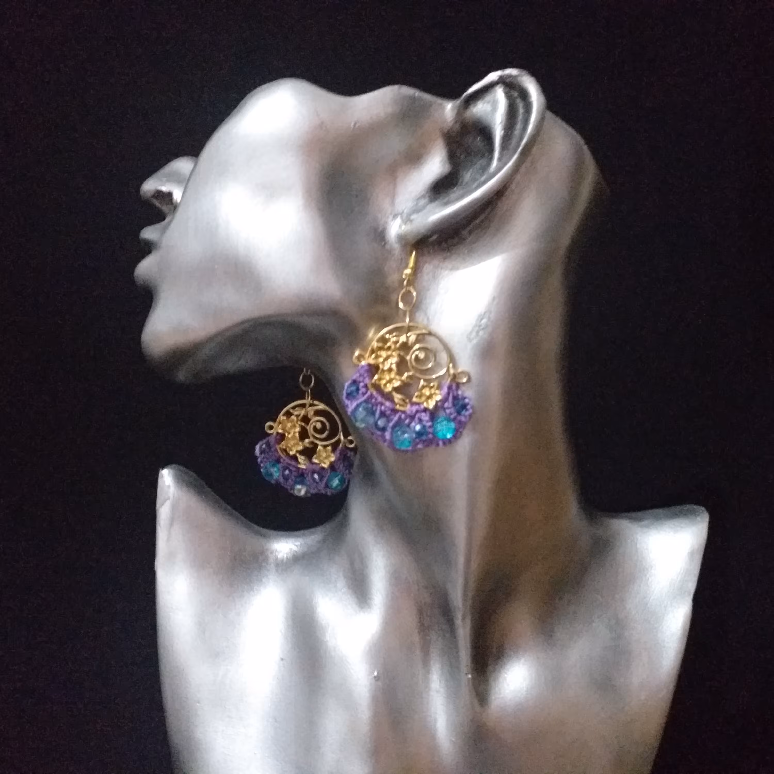 گوشواره آبی بنفش گیپوربافی سبک و قابل شستشو قابل ست کردن با رنگ لباس